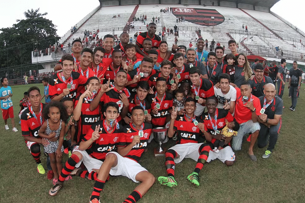 Time do Flamengo campe&atilde;o sub-17 em 2017 tinha Vini Jr, Hugo Souza, Alexsandro Ribeiro e Lincoln