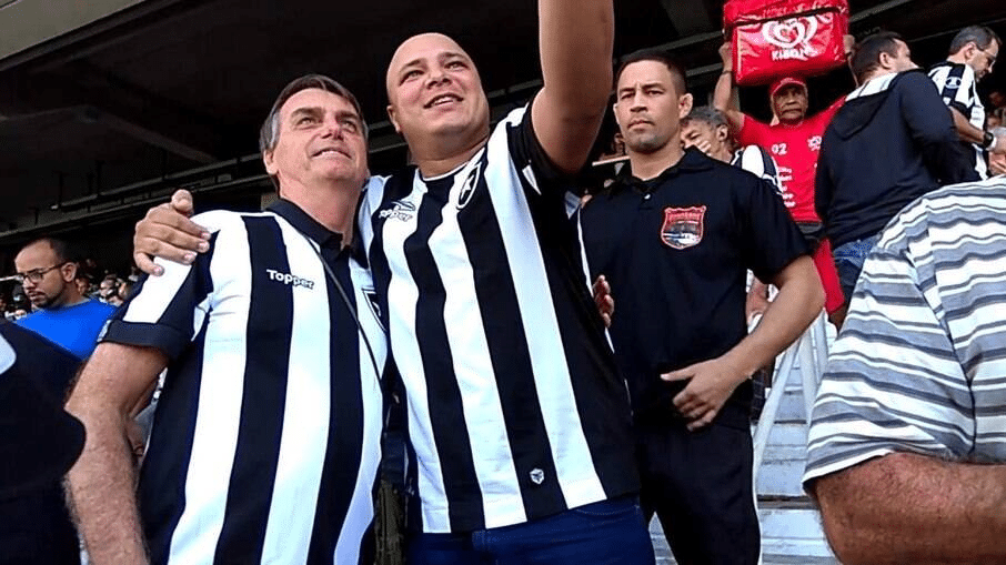 Com a camisa do Botafogo, Bolsonaro visita o Nilton Santos, em 2021 (Foto: Reprodu&ccedil;&atilde;o/Redes Sociais)