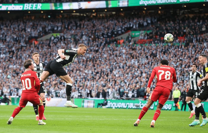 Burn cabeceia para o Newcastle