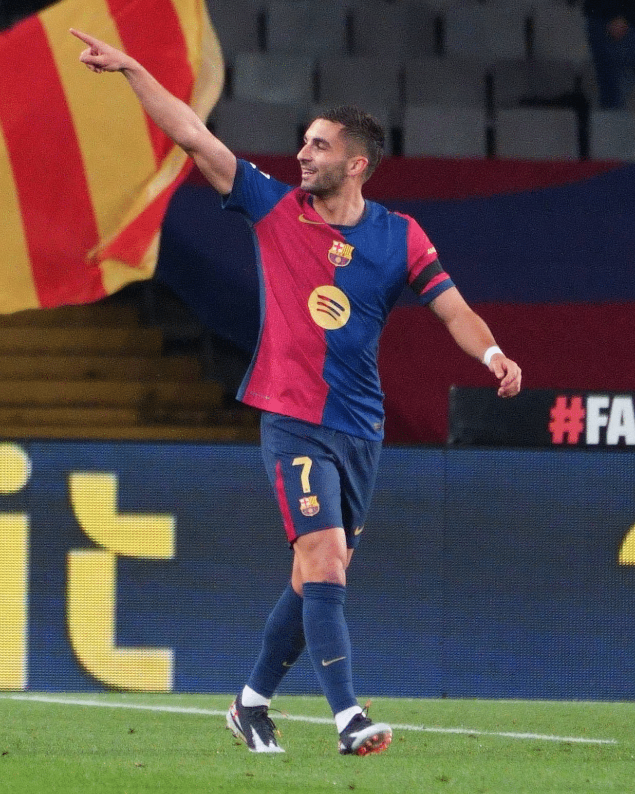 Ferran Torres celebra gol do Barcelona