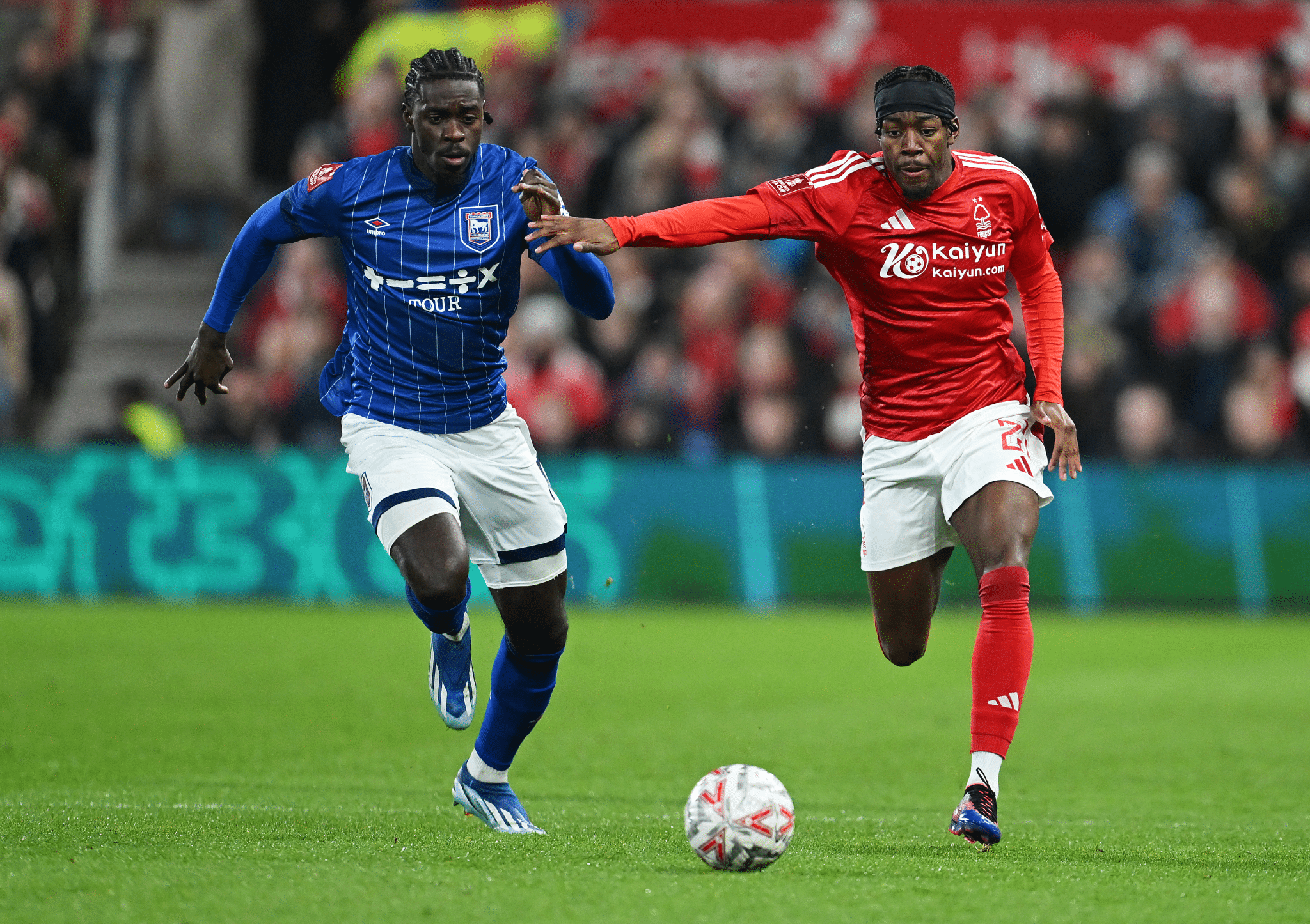 Axel Tuanzebe, do Ipswich, e Elanga, do Nottingham Forest, dividem durante partida pela Copa da Inglaterra