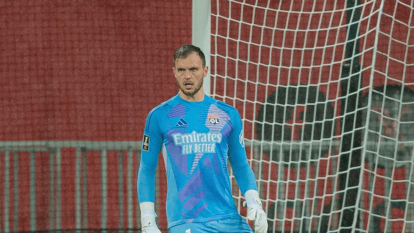 Lucas Perri em a&ccedil;&atilde;o pelo Lyon