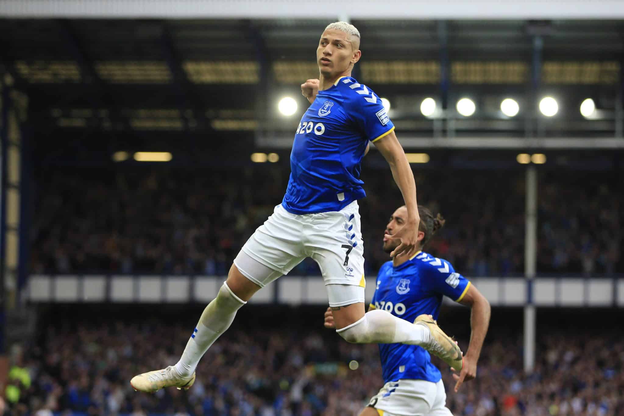 Richarlison celebra gol pelo Everton