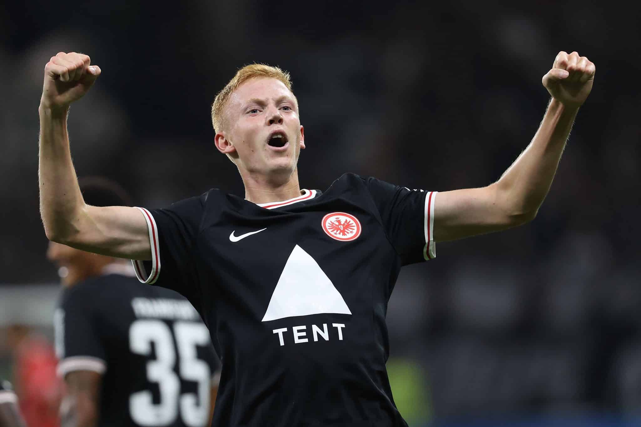 Hugo Larsson celebra gol pelo Eintracht Frankfurt