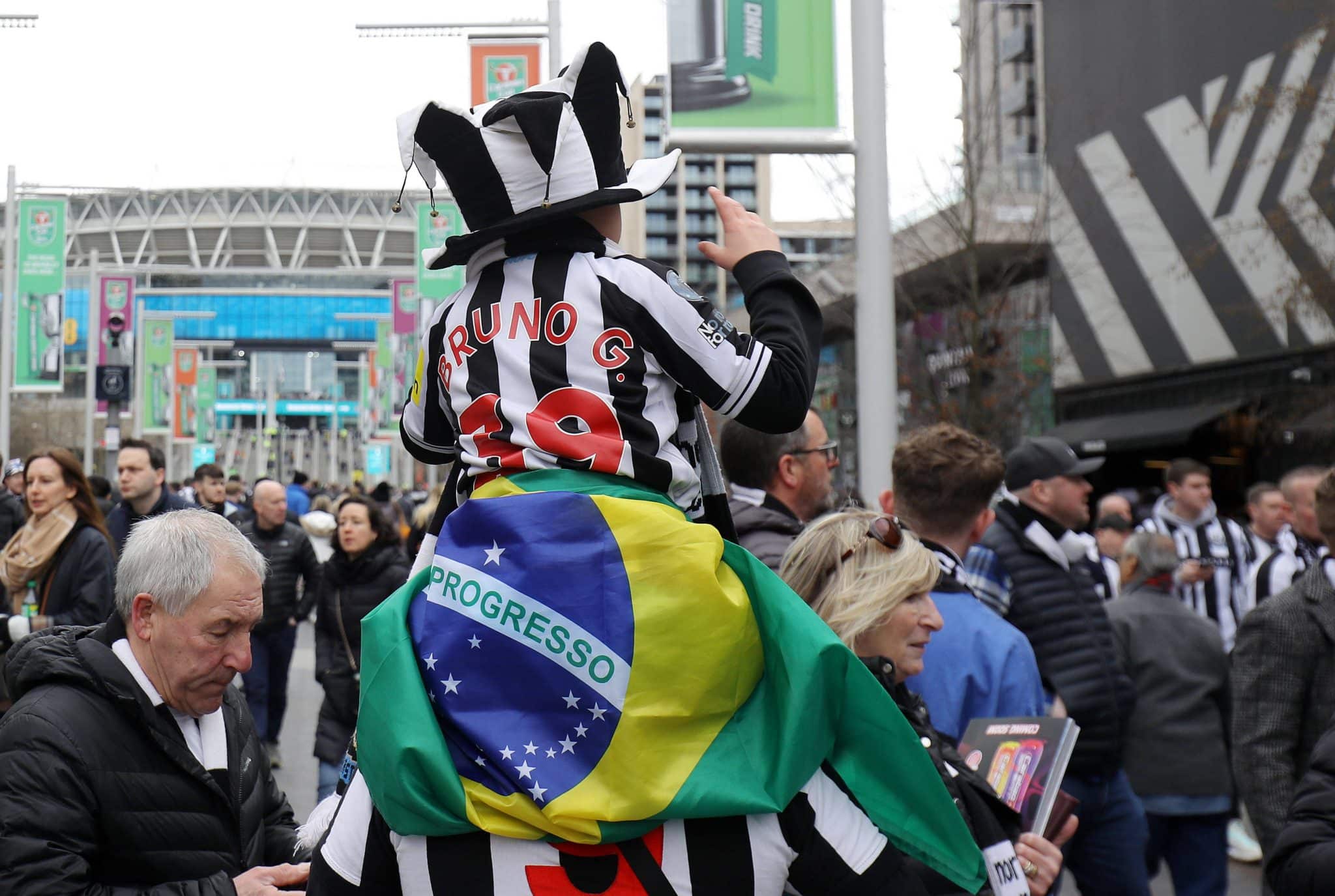 Garoto f&atilde; do Newcastle com camisa do Bruno Guimar&atilde;es e bandeira do Brasil
