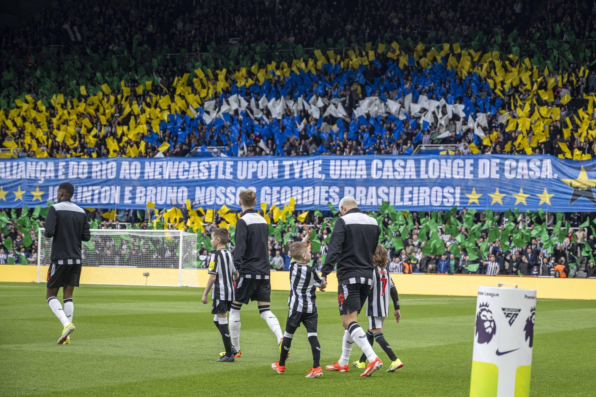 Mosaico da torcida do Newcastle forma a bandeira do Brasil e com a frase "De Alian&ccedil;a (Pernambuco) e do Rio ao Newcastle Upon Tyne, uma casa longe de casa. Joelinton e Bruno, nossos geordies (termo para definir quem nasce em Newcastle) brasileiros"