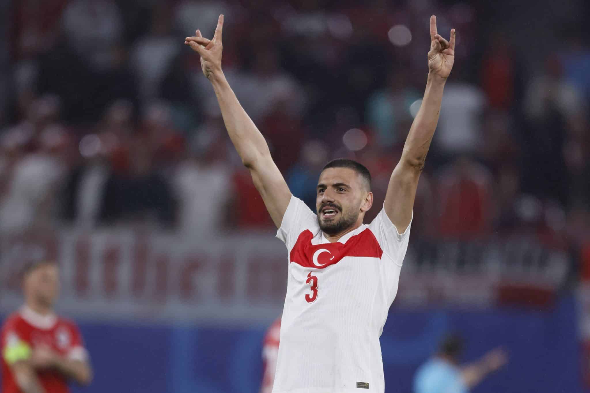 Merih Demiral comemora gol pela Turquia com gesto dos Lobos Cinzentos Foto: (Imago)