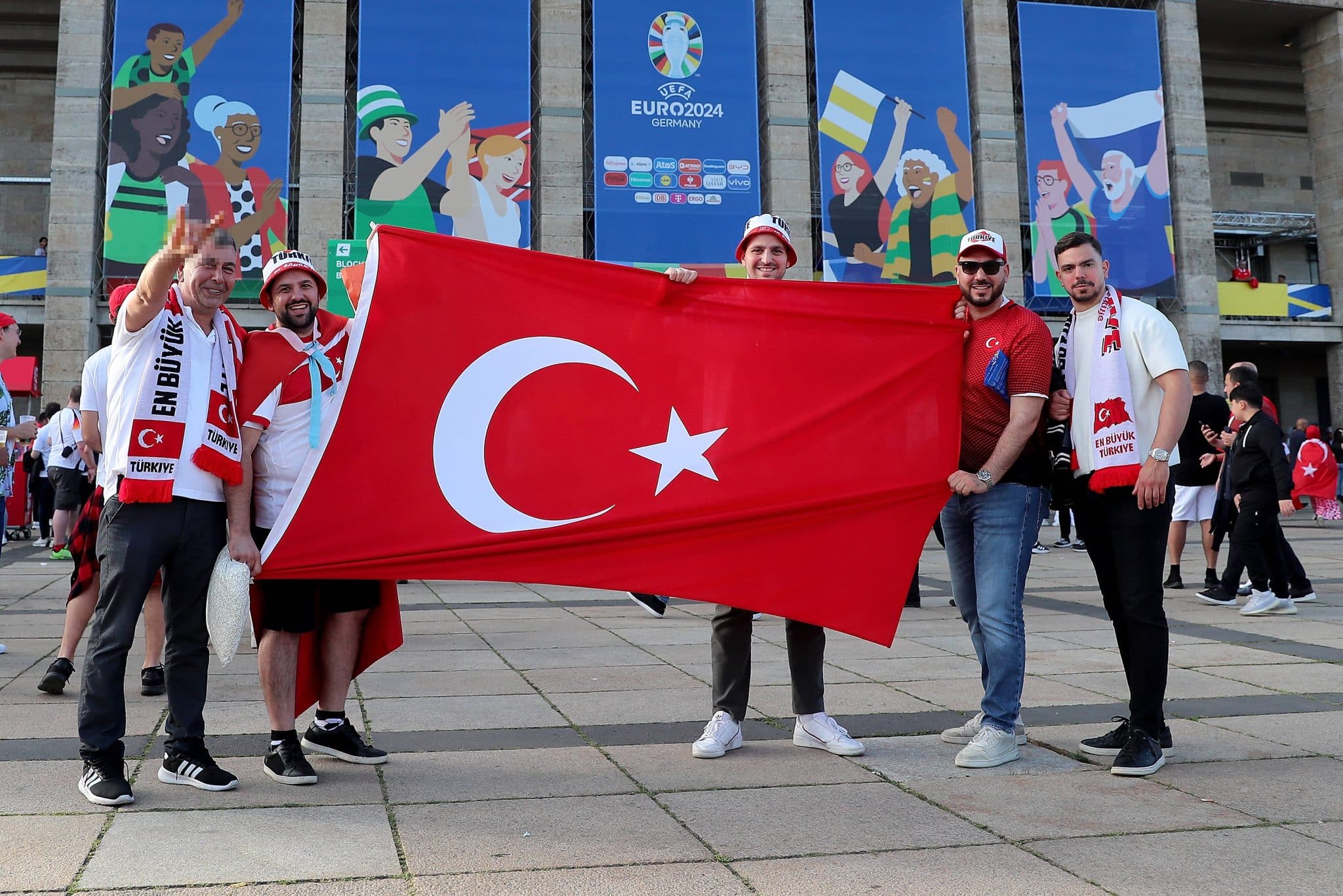Torcedor turco faz gesto ligado aos Lobos Cinzentos Foto: (Imago)