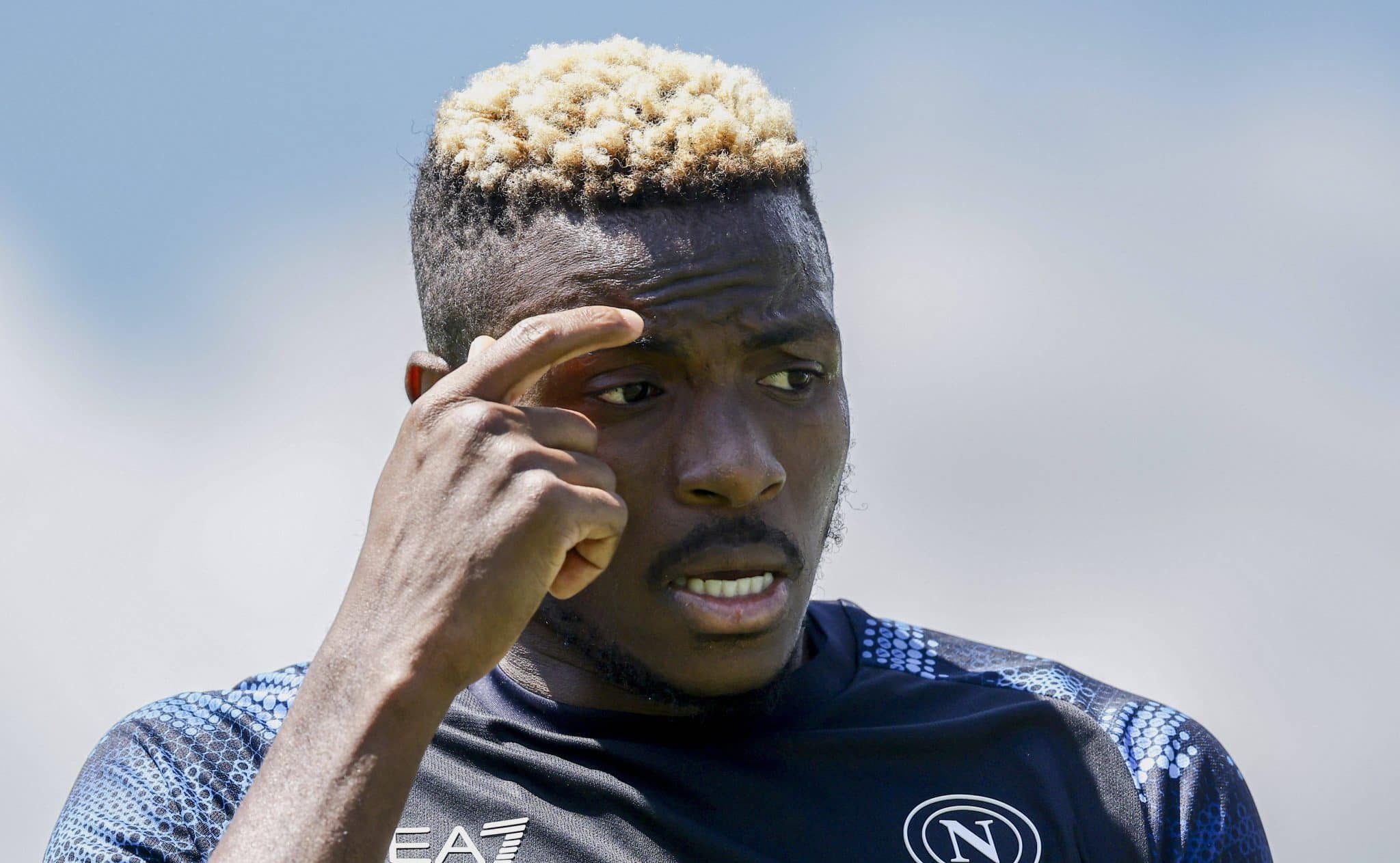 Osimhen acerta sa&iacute;da do Napoli e tem cl&aacute;usula &lsquo;anti-It&aacute;lia&rsquo; que pode levar valor a R$ 970 milh&otilde;es