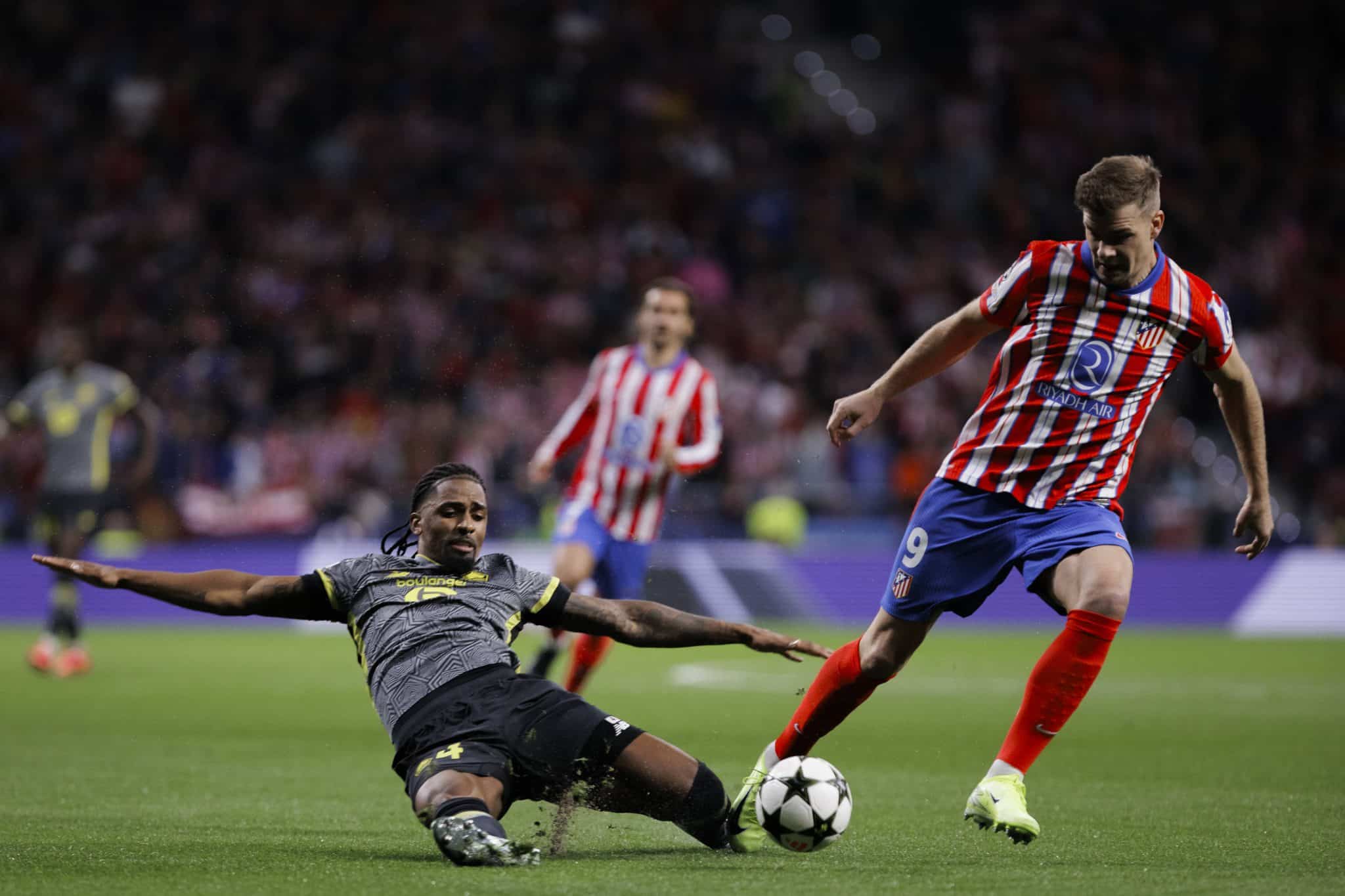 Alexsandro Ribeiro, do Lille, d&aacute; carrinho em Sorloth, do Atl&eacute;tico de Madrid, em jogo da Champions League
