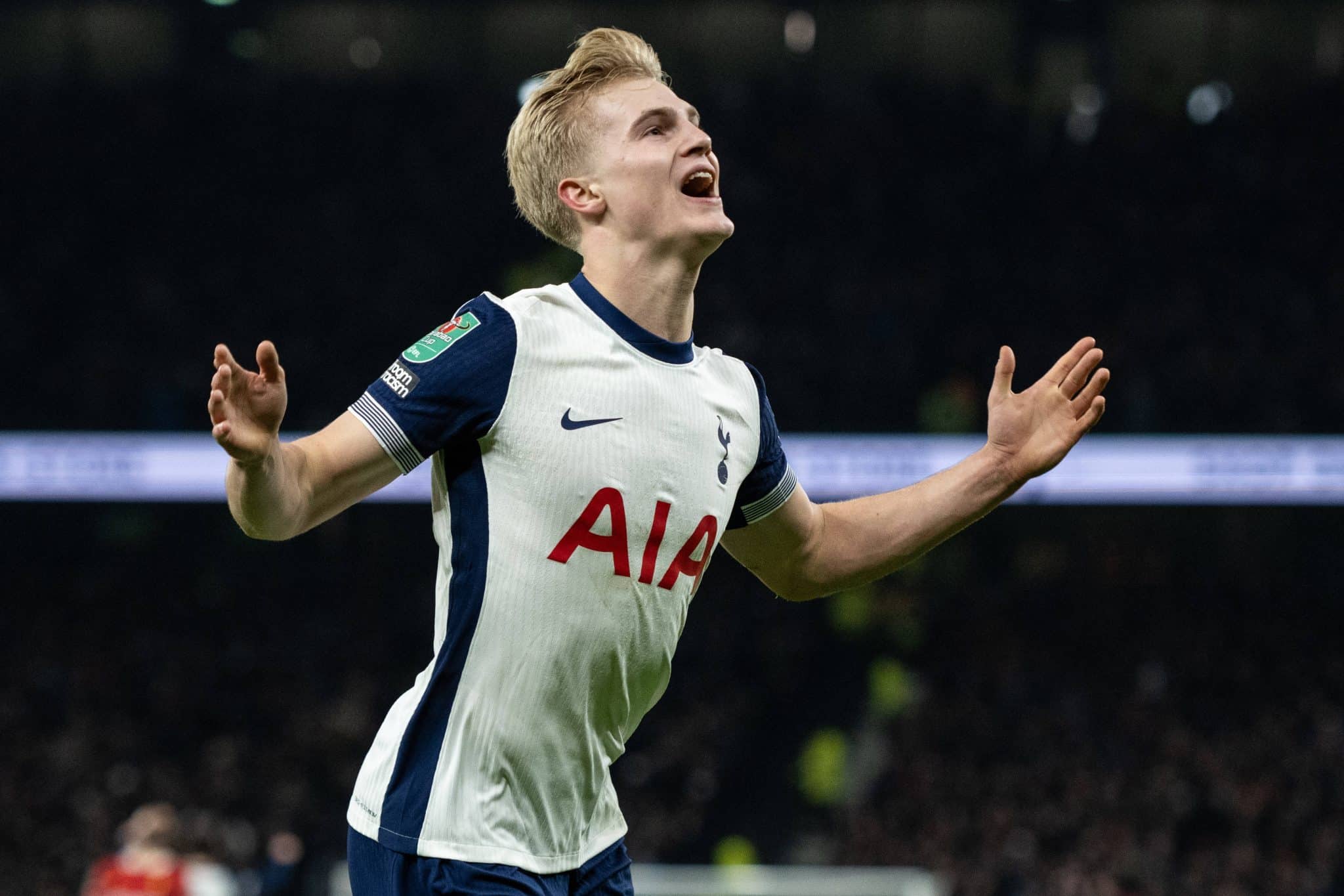 Lucas Bergvall comemora gol do Tottenham