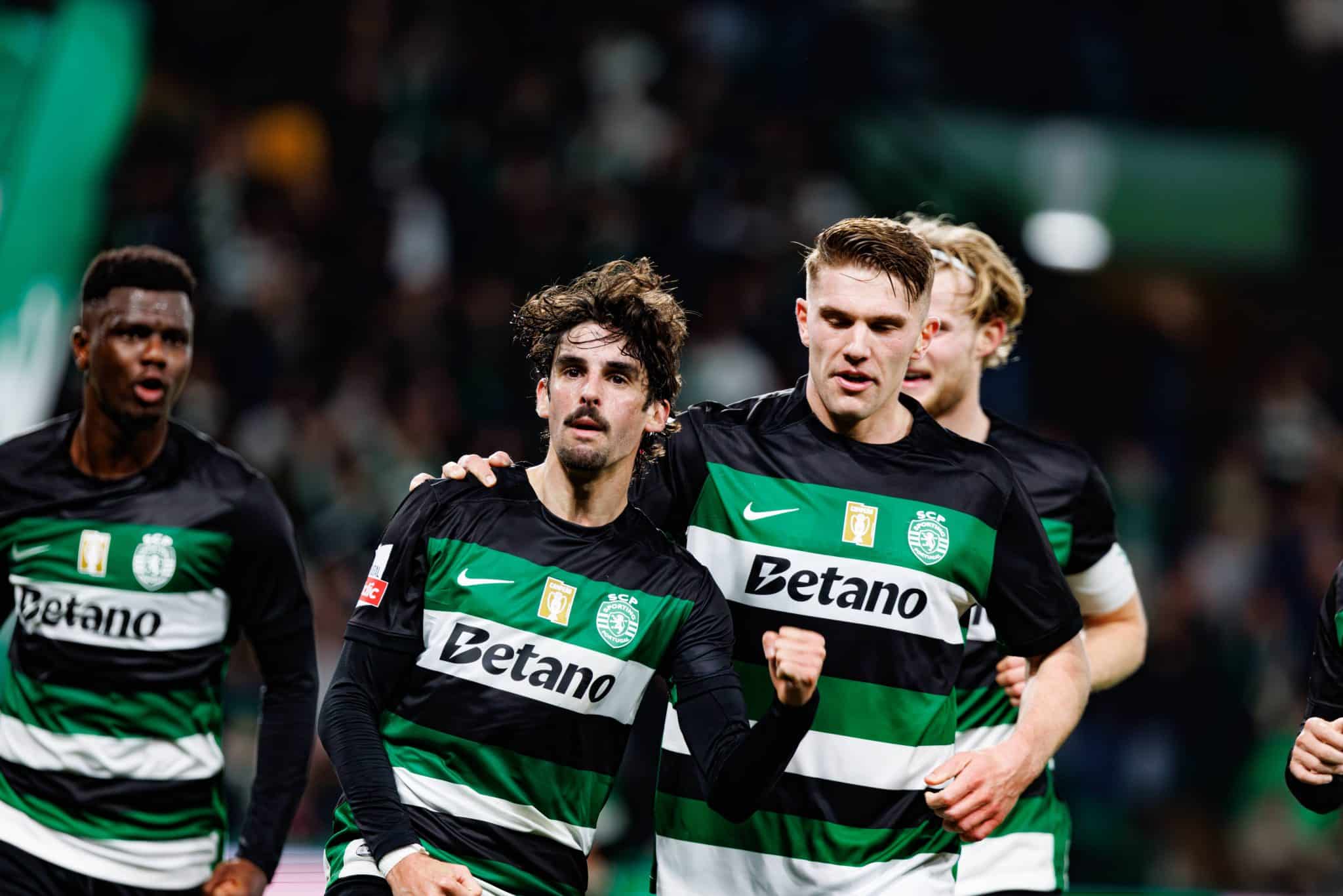 Trinc&atilde;o e Gyokeres comemoram gol do Sporting