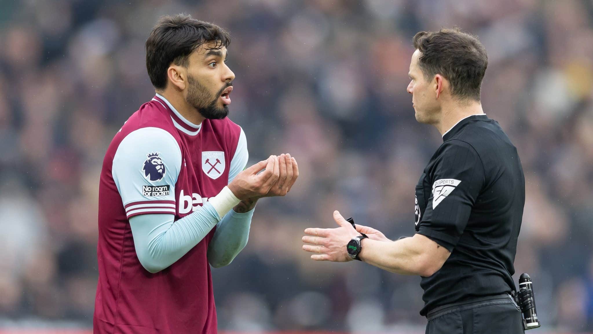 Lucas Paquet&aacute; conversa com &aacute;rbitro da Premier League (Foto: Imago)