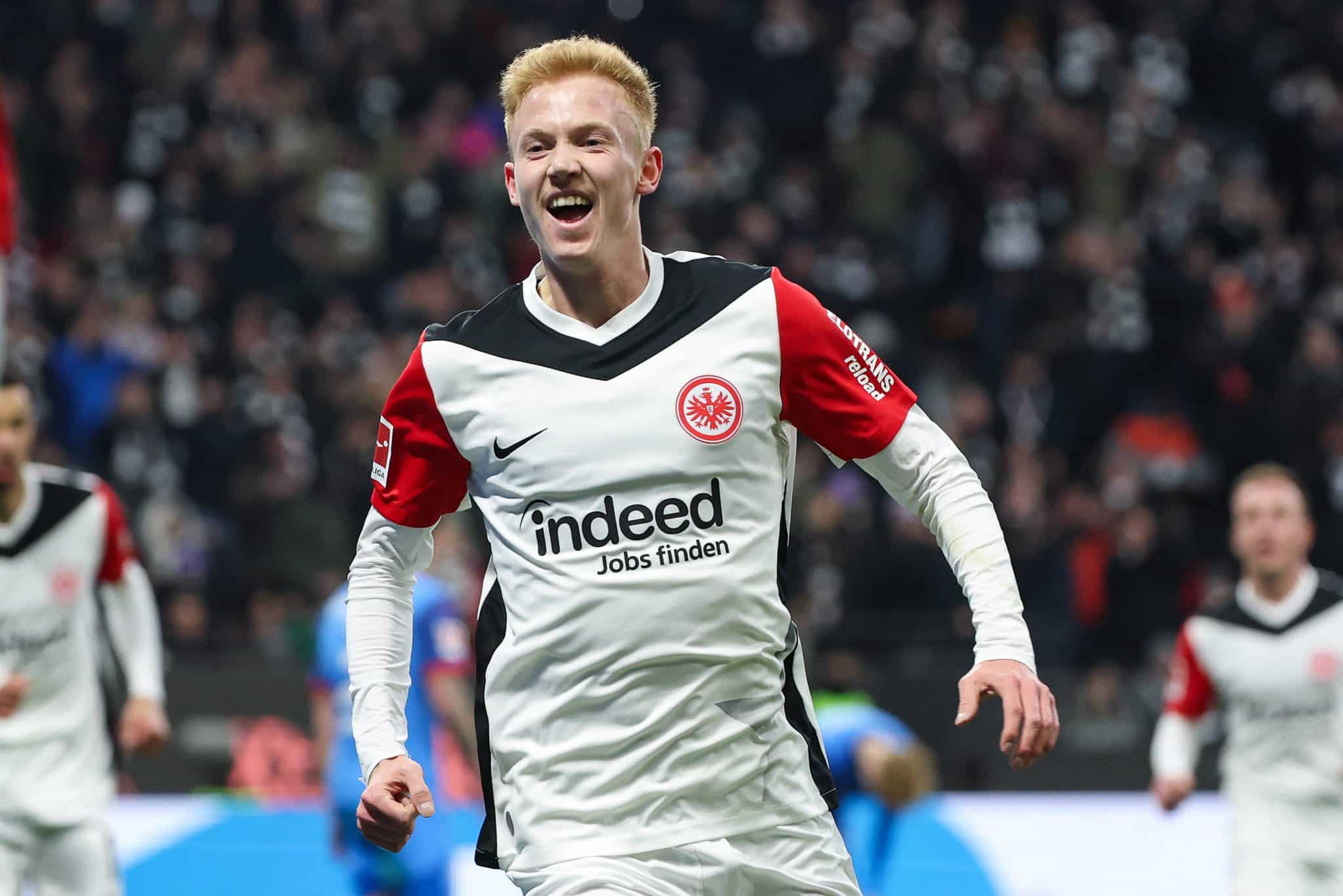 Hugo Larsson em ação pelo Eintracht Franfurt