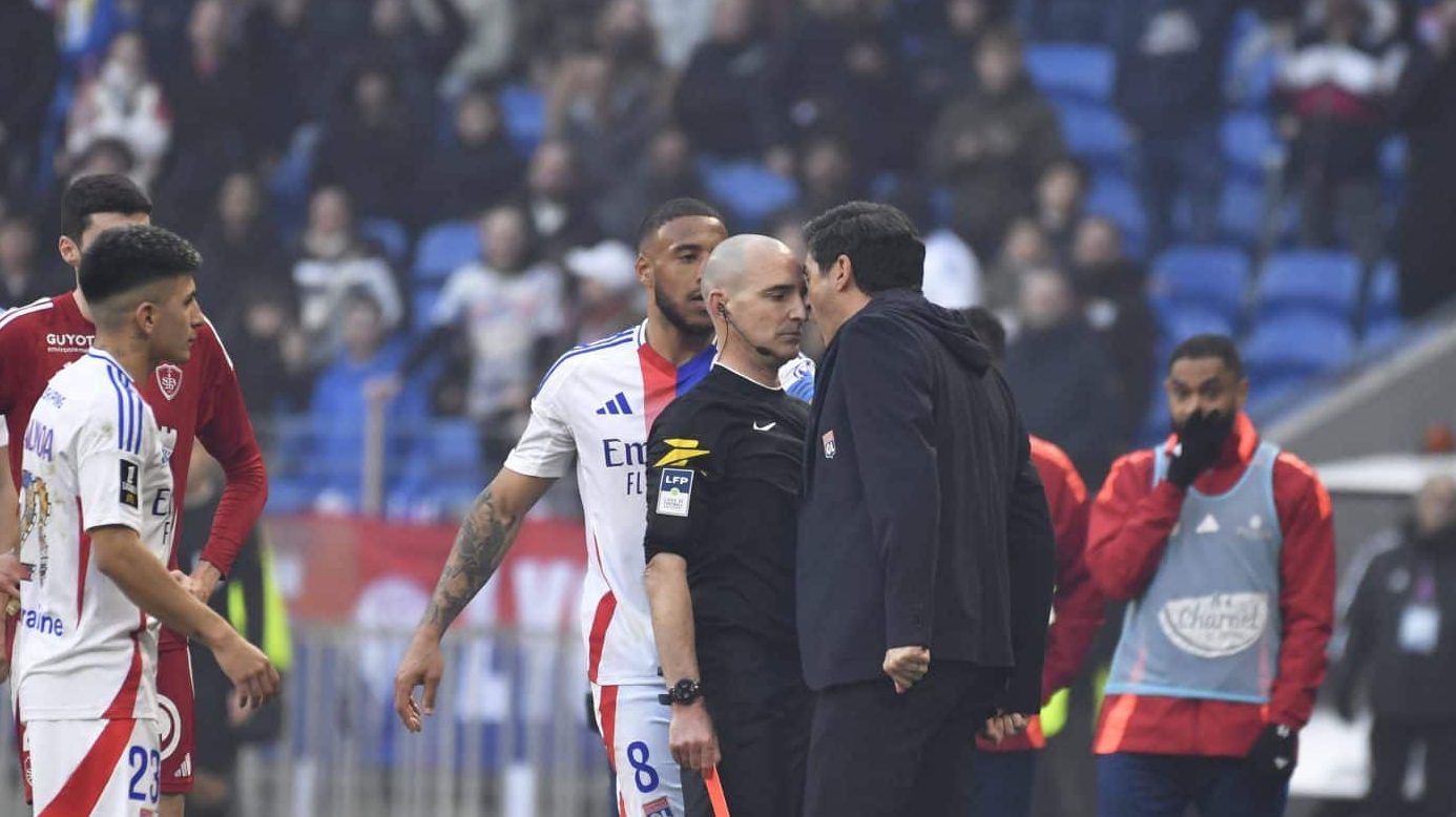 T&eacute;cnico do Lyon &eacute; expulso por encarar &aacute;rbitro e pode pegar gancho pesado