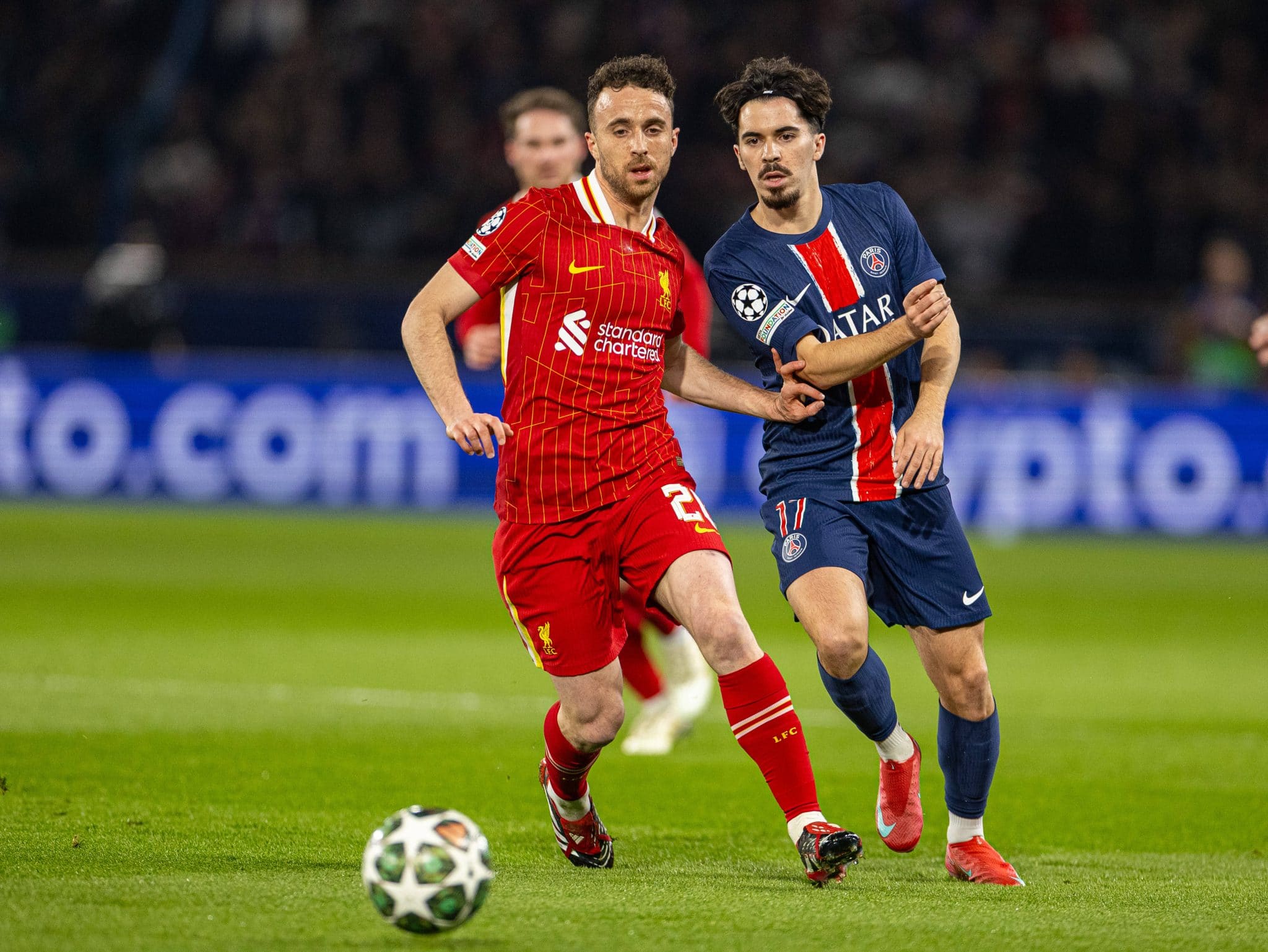 Jota, do Liverpool, e Vitinha, do PSG, em a&ccedil;&atilde;o pela Champions League