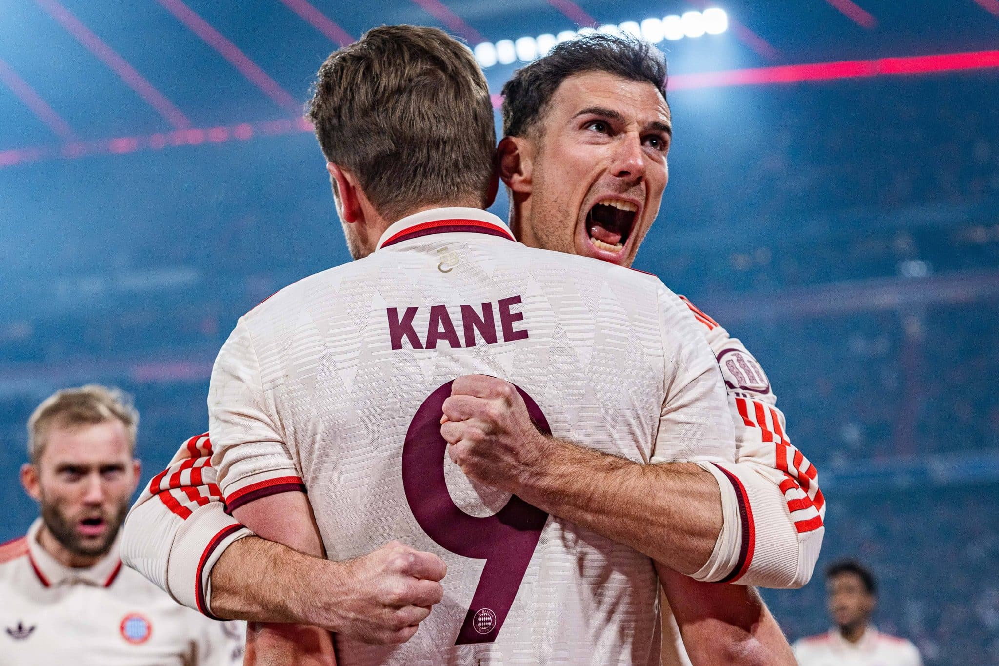 Goretzka abra&ccedil;a Kane ap&oacute;s camisa 9 marcar 