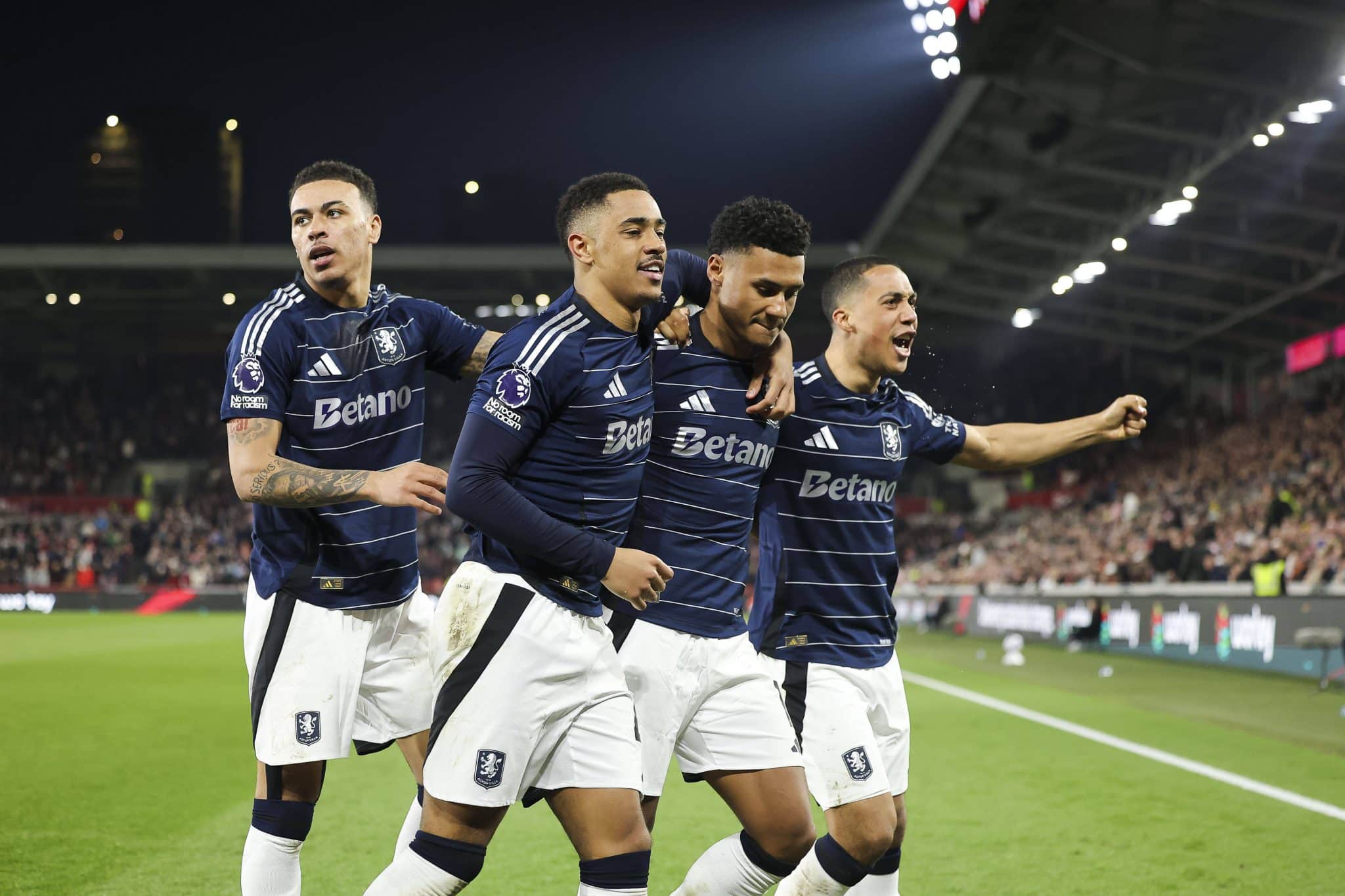 Elenco do Aston Villa comemora gol