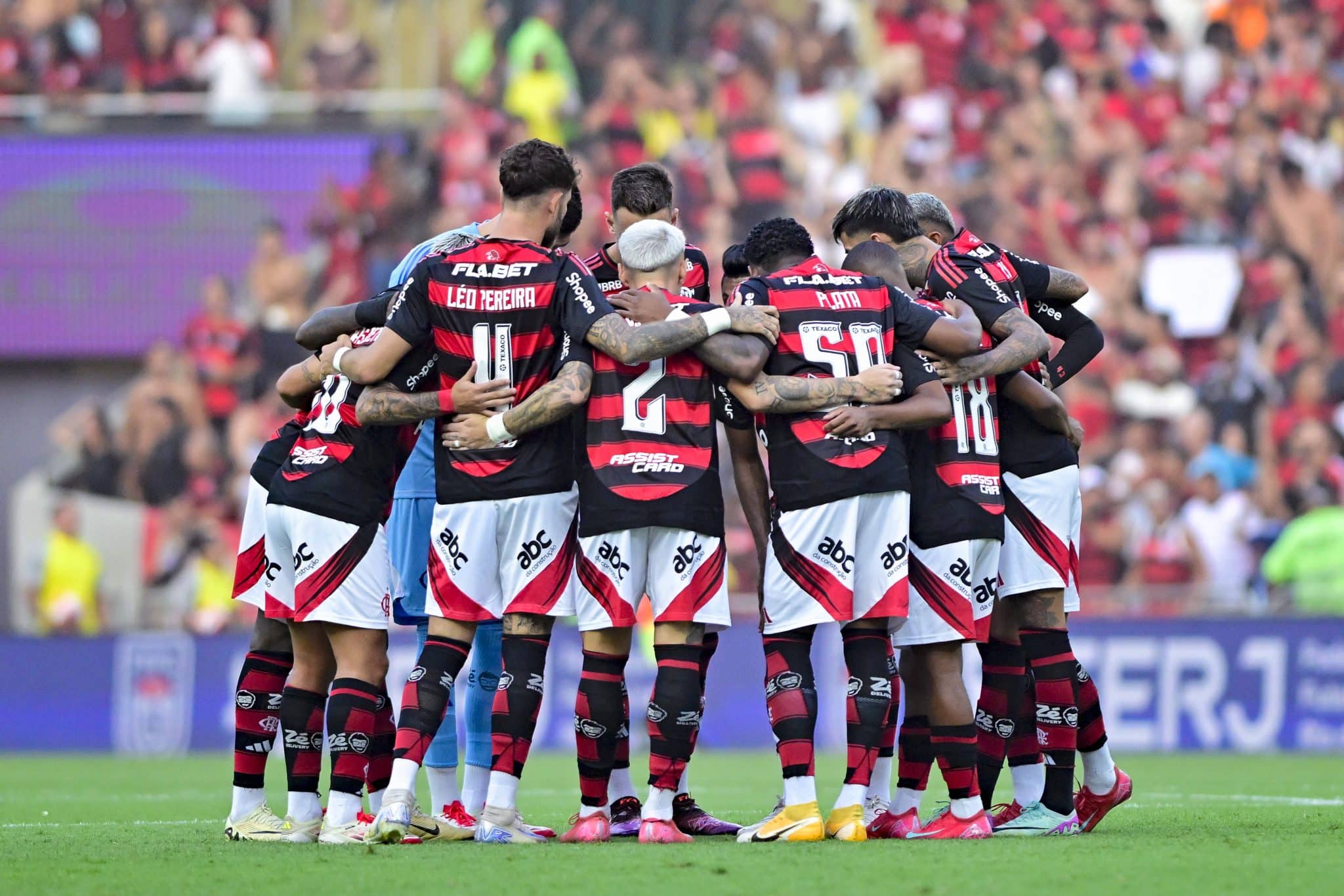 Jogadores do Flamengo reunidos no centro do gramado do Maracan&atilde;