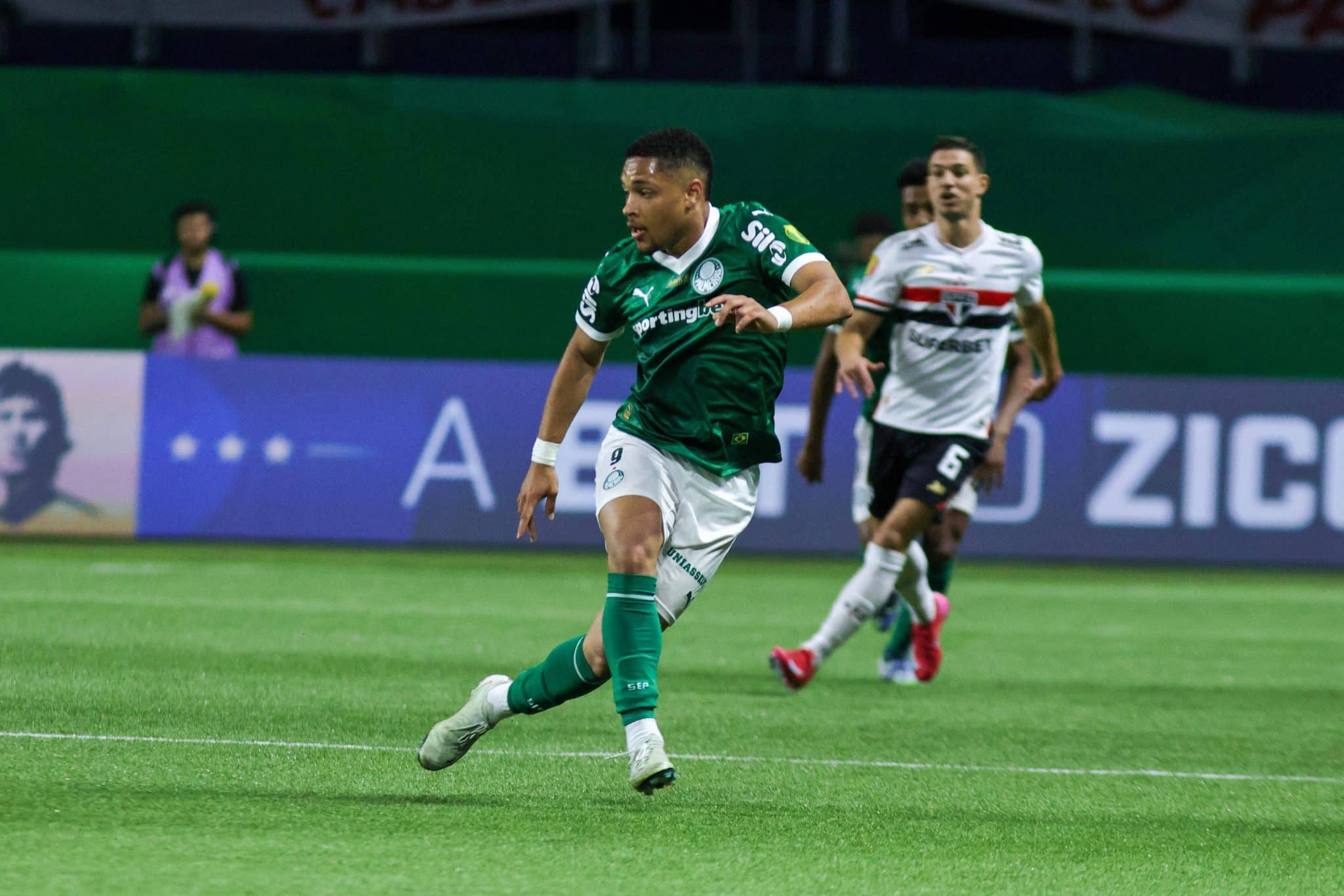Vitor Roque fez bom papel em sua estreia no Palmeiras (Foto: Imago)