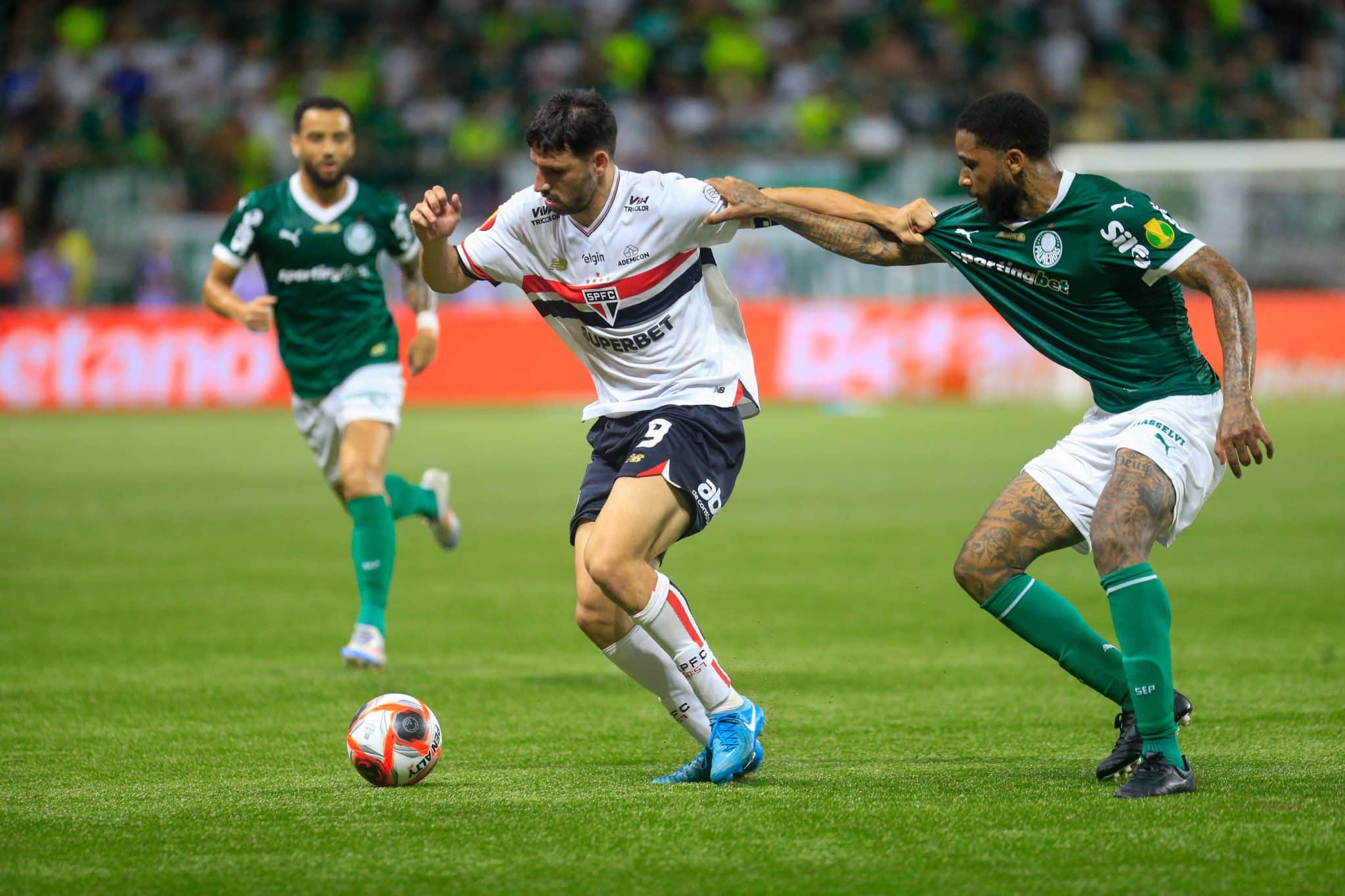 Micael disputa com Calleri durante cl&aacute;ssico entre Palmeiras e S&atilde;o Paulo (Foto: Imago)