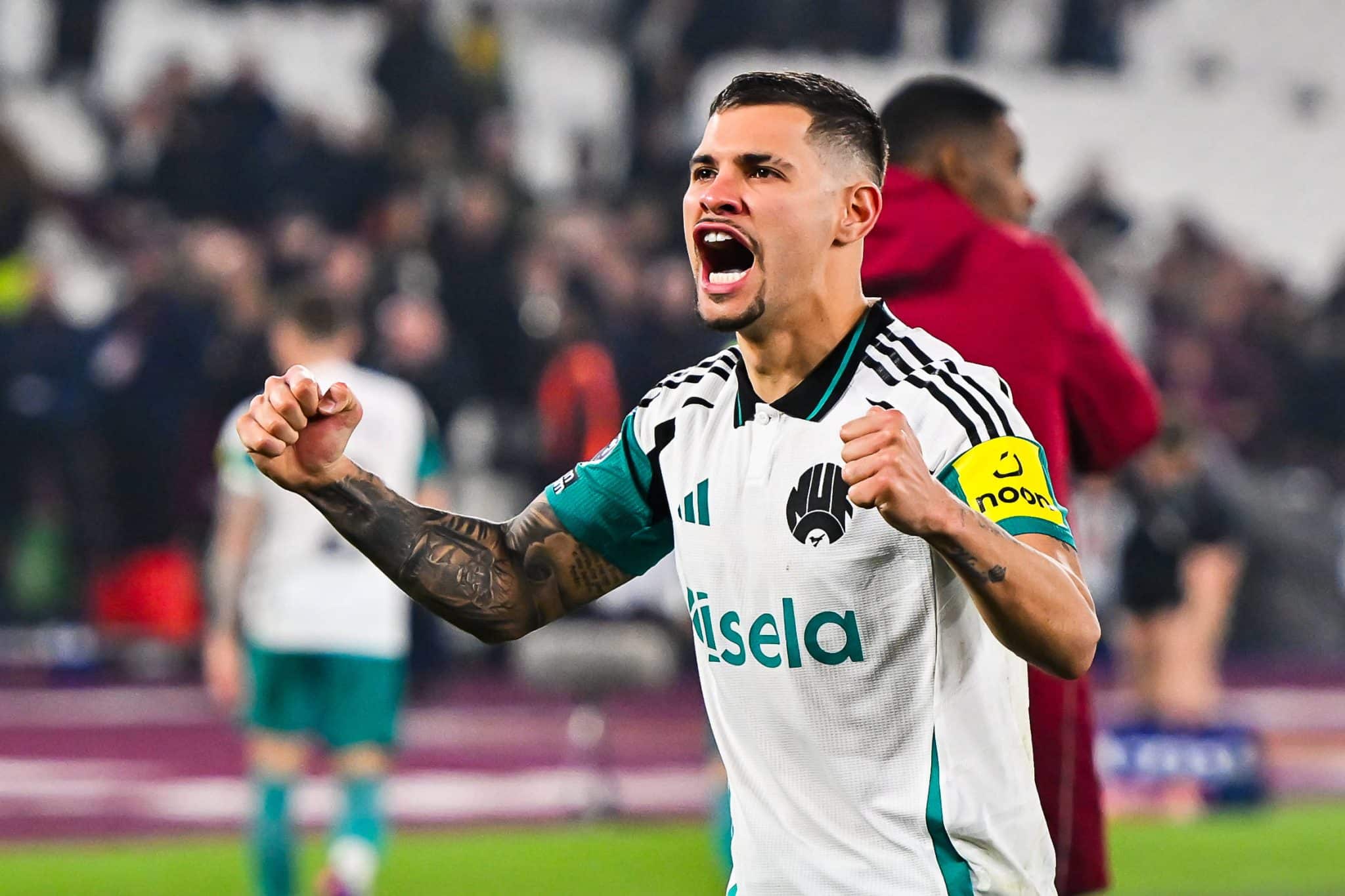 Bruno Guimar&atilde;es celebra vit&oacute;ria com torcida do Newcastle