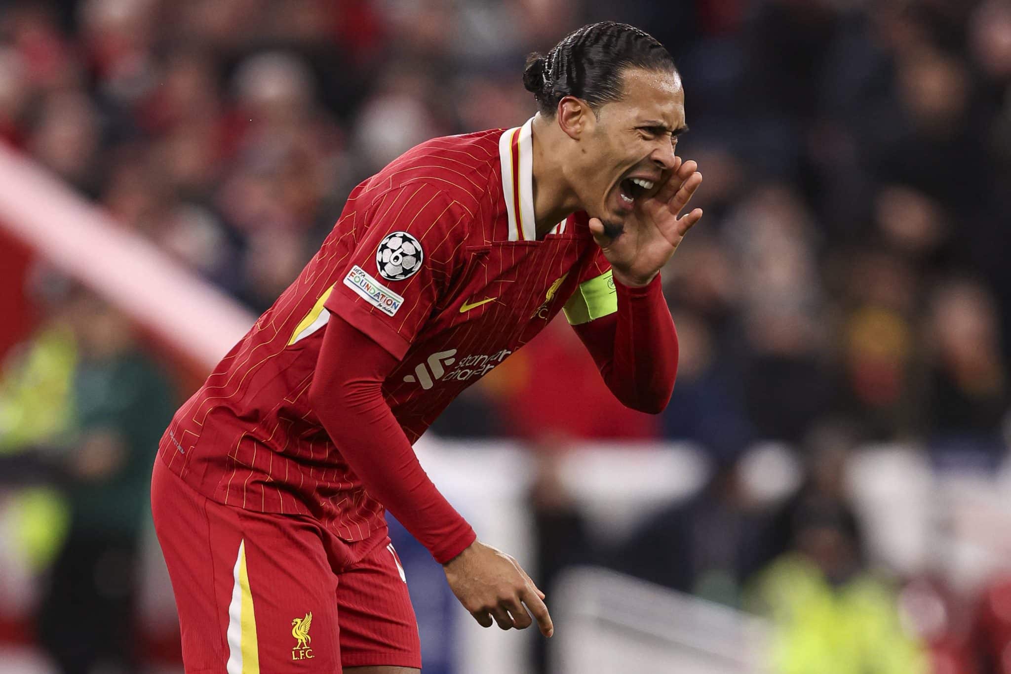 Van Dijk orienta companheiros durante jogo contra o PSG 
