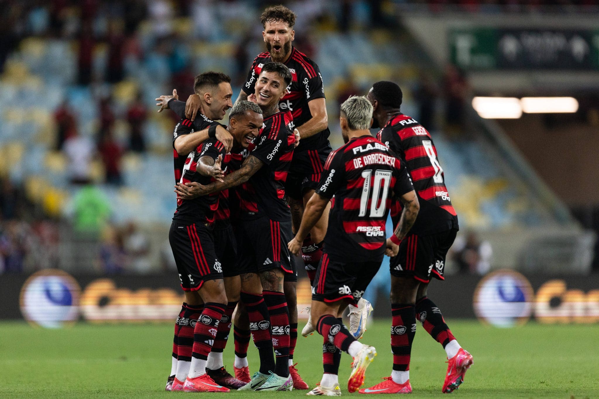 Jogadores do Flamengo celebram gol no Maracan&atilde; 