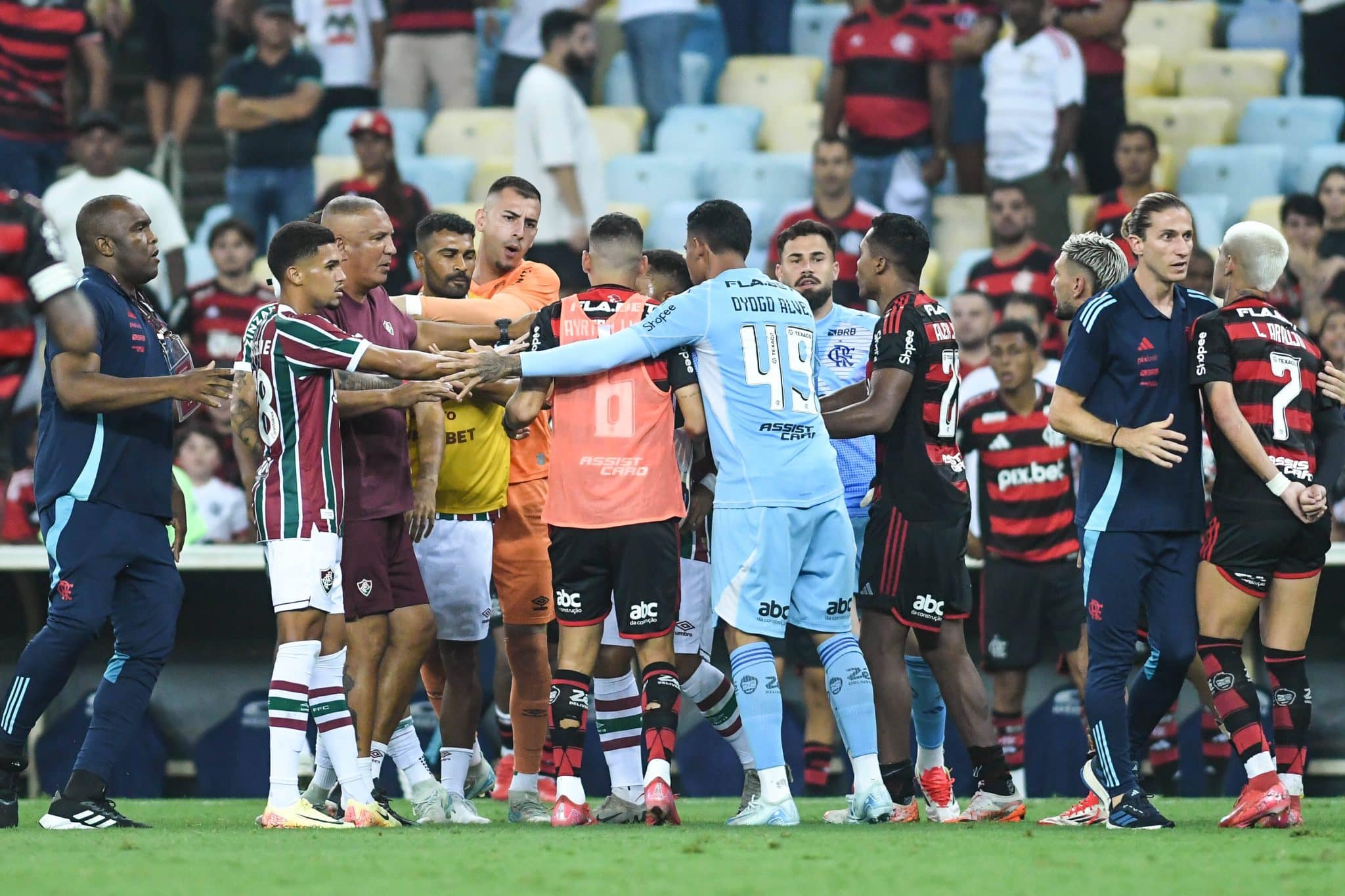 Confus&atilde;o no Fla-Flu terminou com um jogador do Fuminense expulso (Foto: Imago)