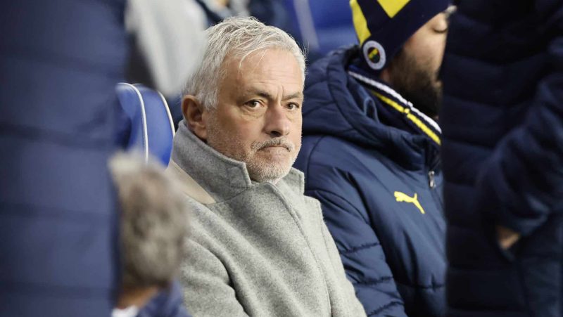 ‘Esquecido’ do Liverpool rejeita investida de Mourinho e quer recomeçar carreira na Itália