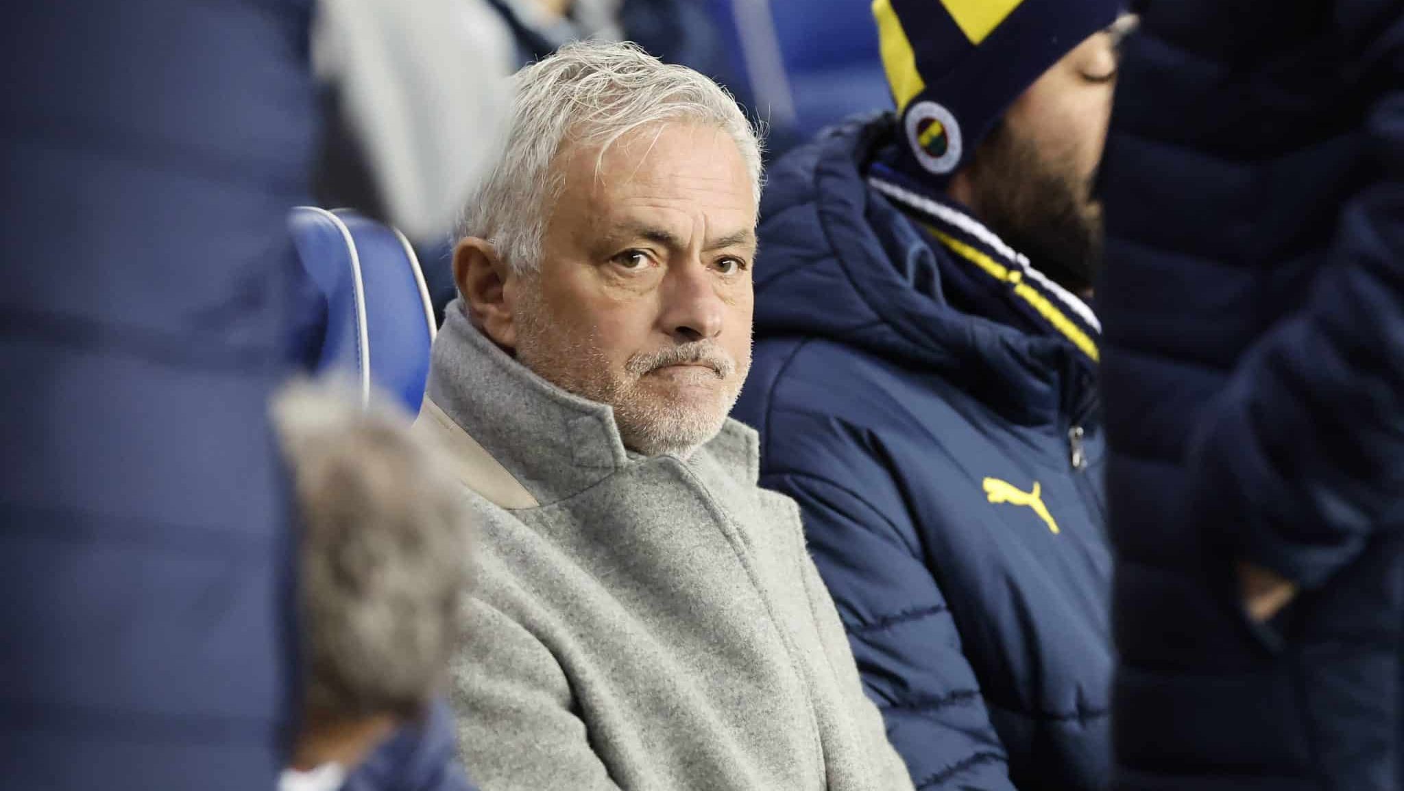 Brasileiro perde p&ecirc;nalti e interino elimina Fenerbahce de Mourinho na Liga Europa