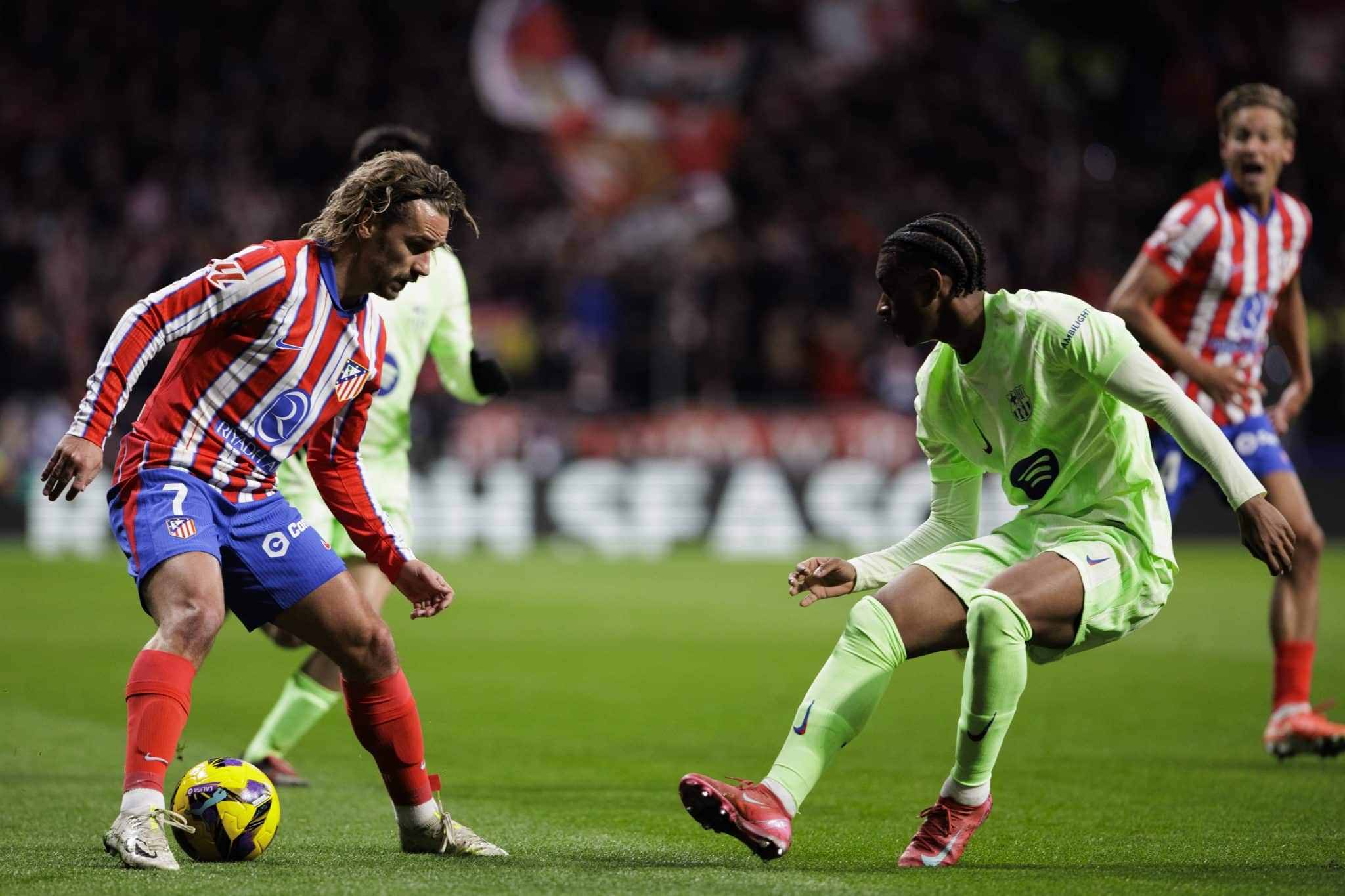 Griezmann e Bald&eacute; durante partida entre Atl&eacute;tico de Madrid e Barcelona