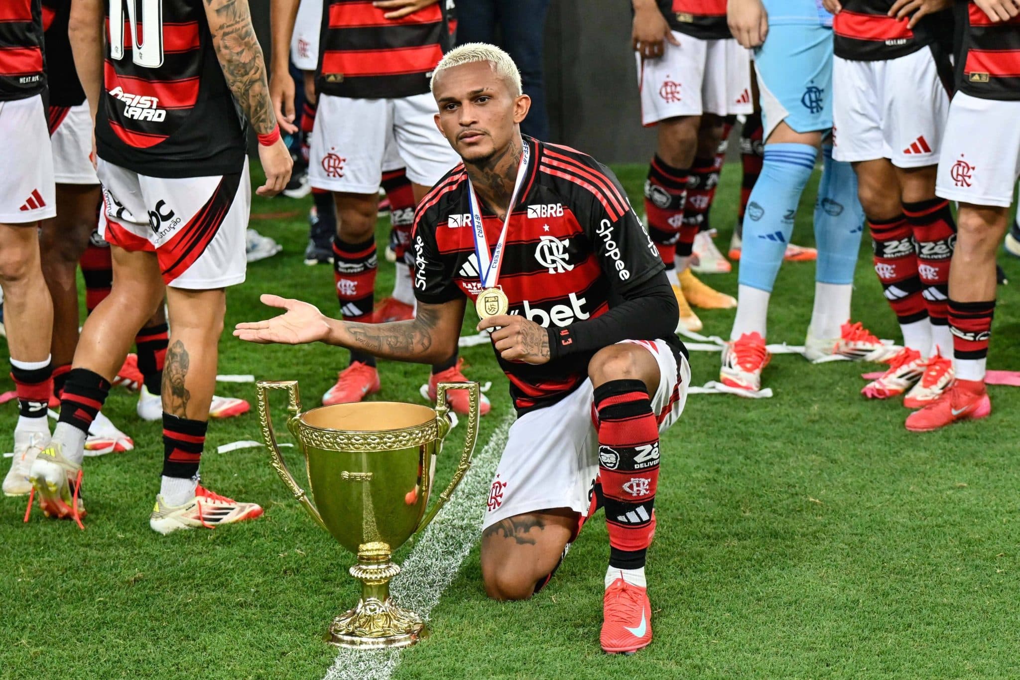 Wesley posa com o trof&eacute;u do Campeonato Carioca 2025