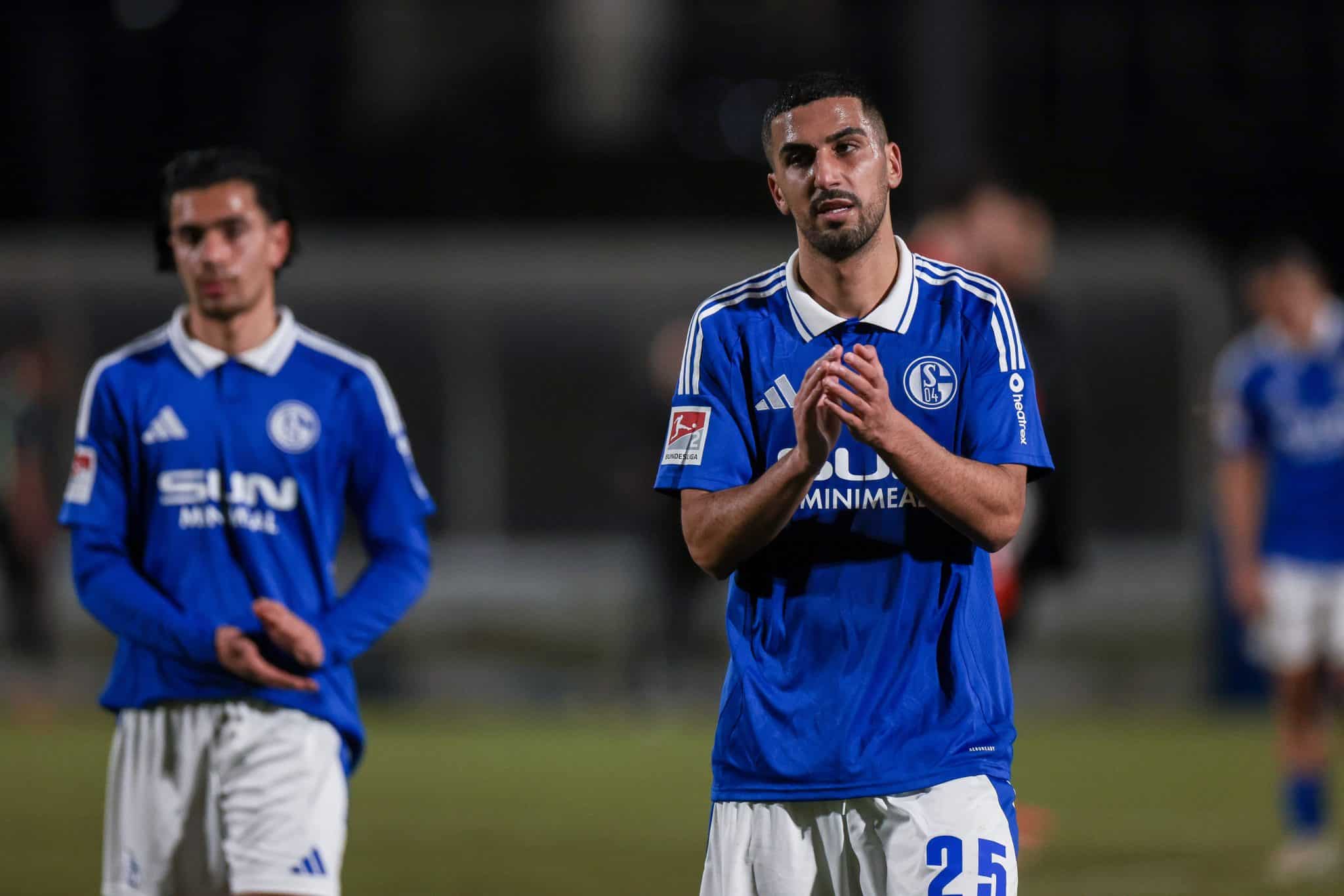 Oguzcan B&uuml;y&uuml;karslan e Aymen Barkok em partida do Schalke 04