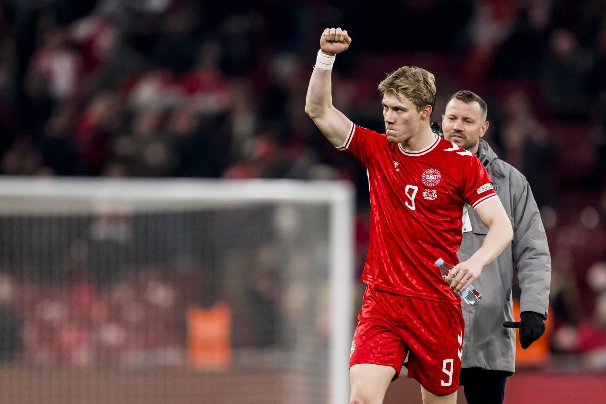 Hojlund celebra gol pela Dinamarca