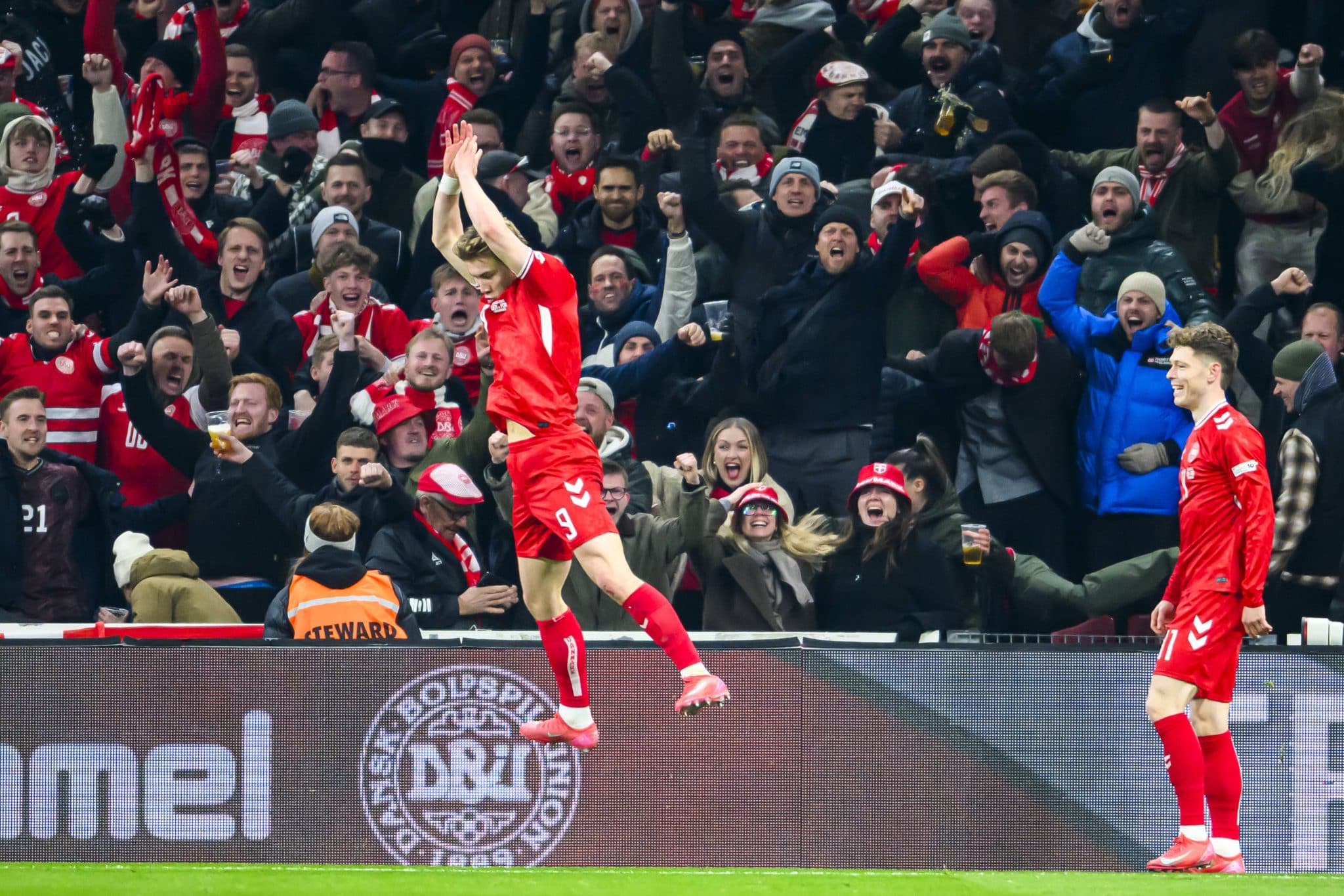 Rasmus Hojlund comemora gol pela Dinamarca Foto: (Imago)