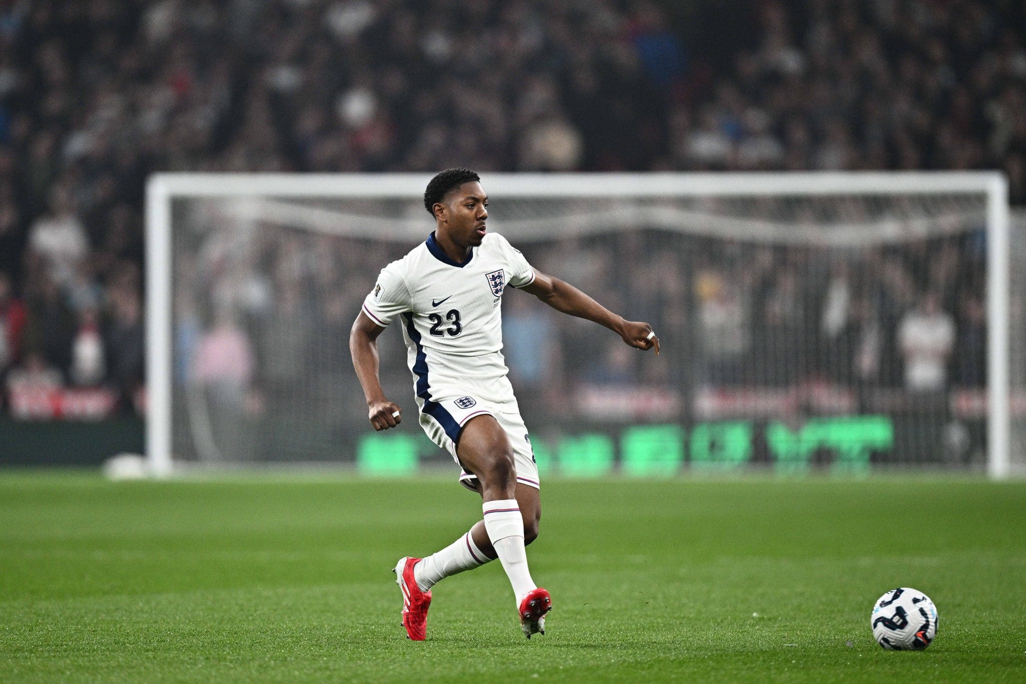 Lewis-Kelly em a&ccedil;&atilde;o pela Inglaterra contra a Alb&acirc;nia