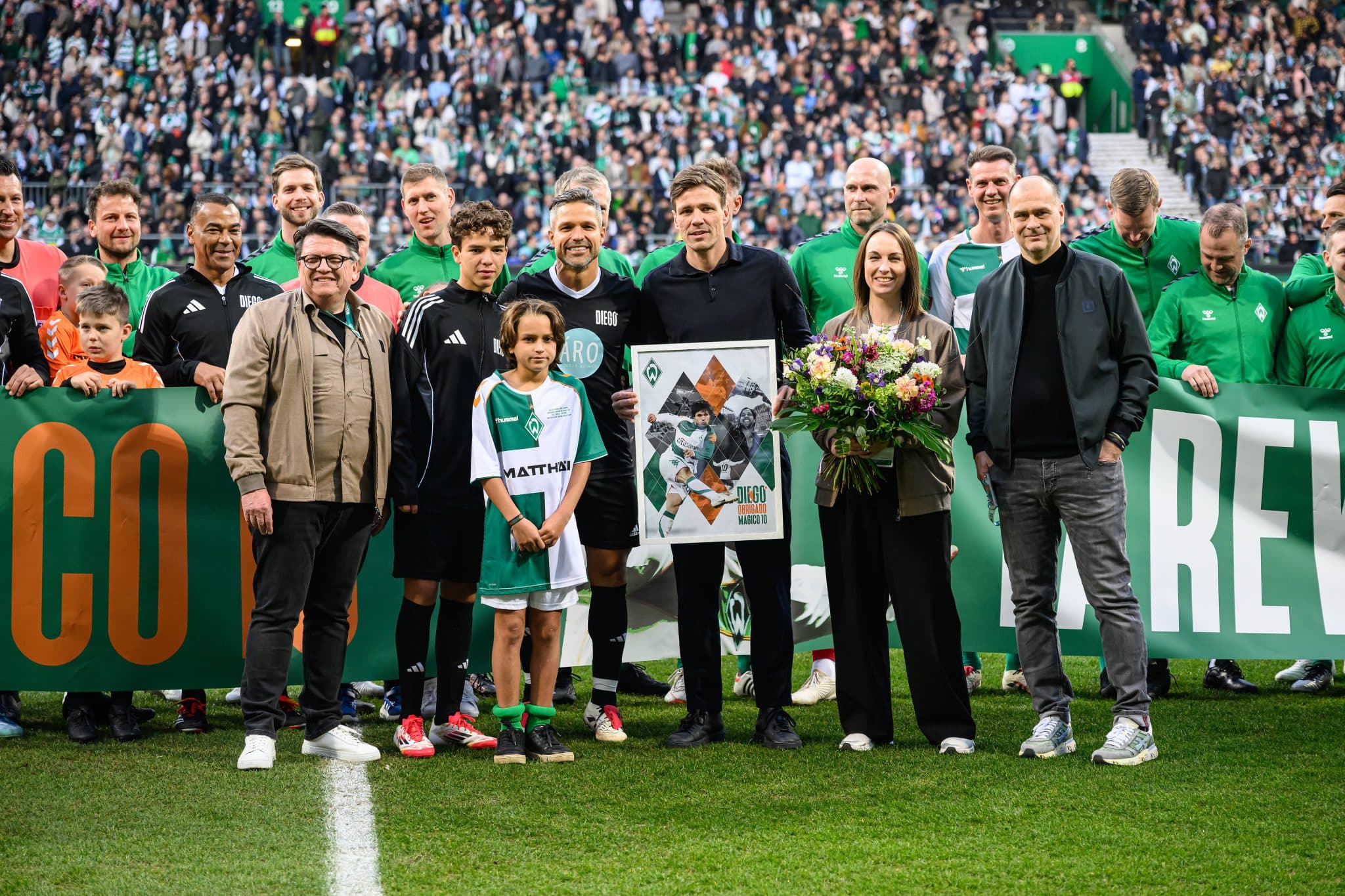 Diego Ribas recebe homenagens antes de amistoso