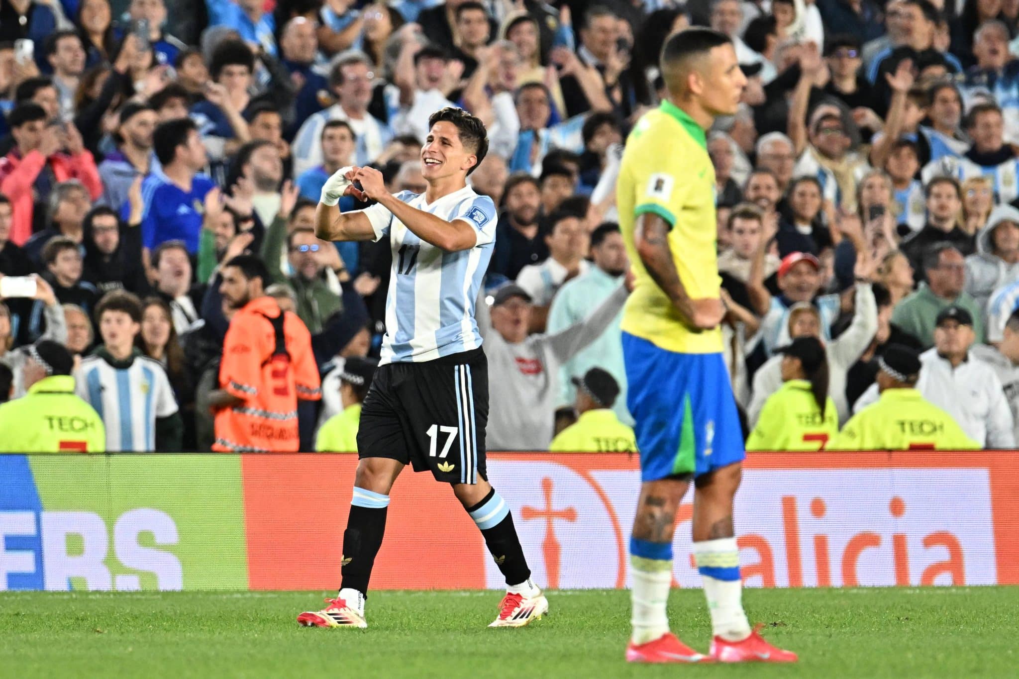 Giuliano Simeone comemora gol da Argentina enquanto Arana, do Brasil, lamenta