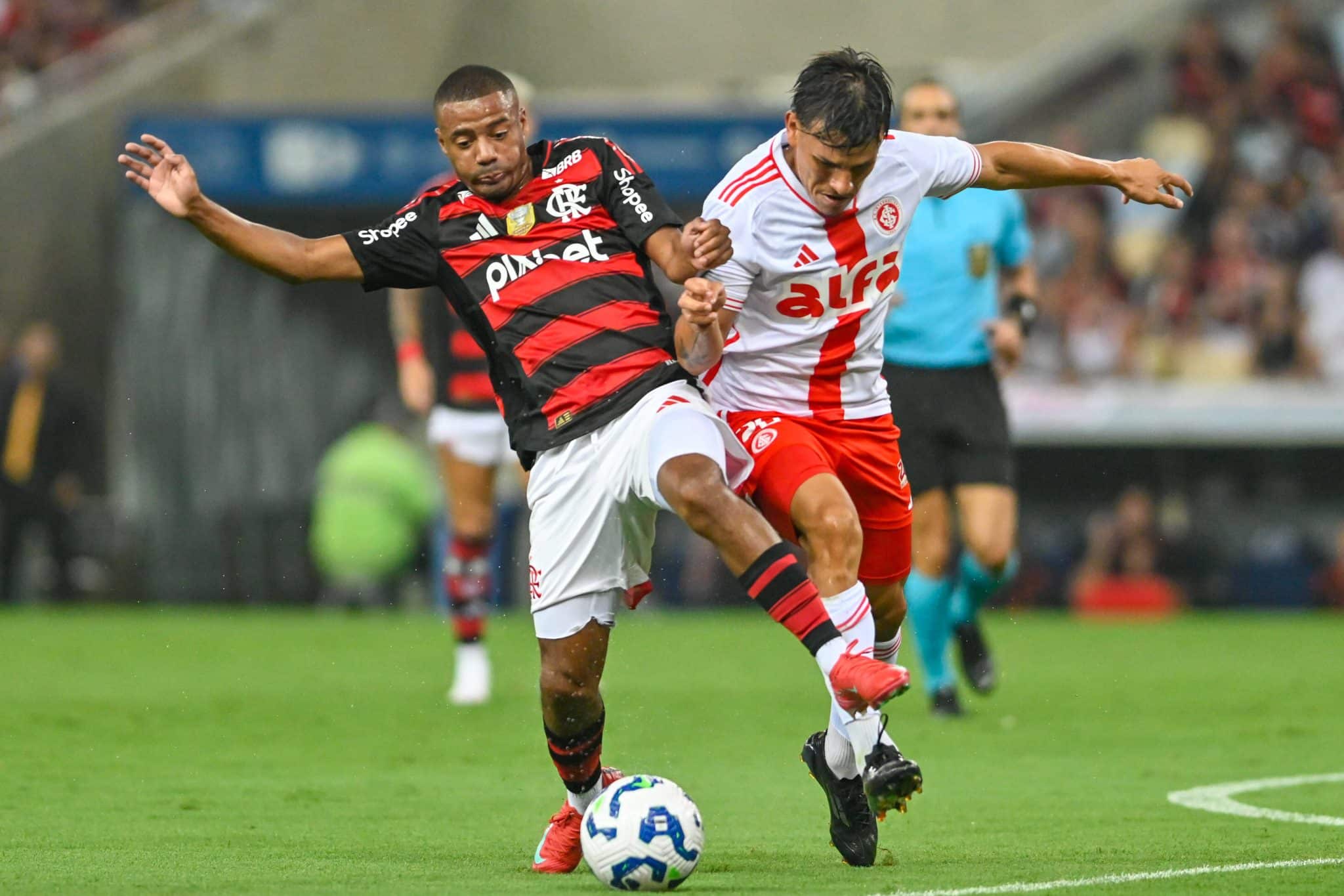 Flamengo e Inter fizeram jogo muito disputado no Maracan&atilde; (Foto: Imago)