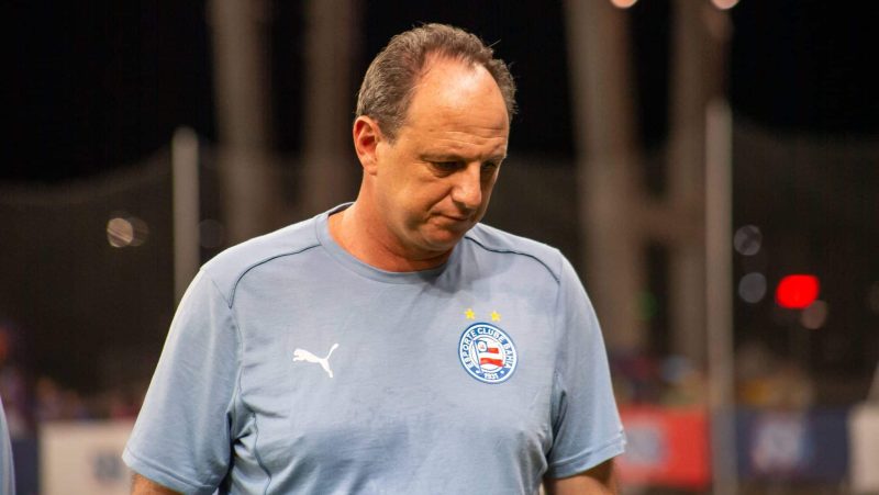 Rogério Ceni vai na contramão de outros técnicos ao avaliar arbitragem brasileira