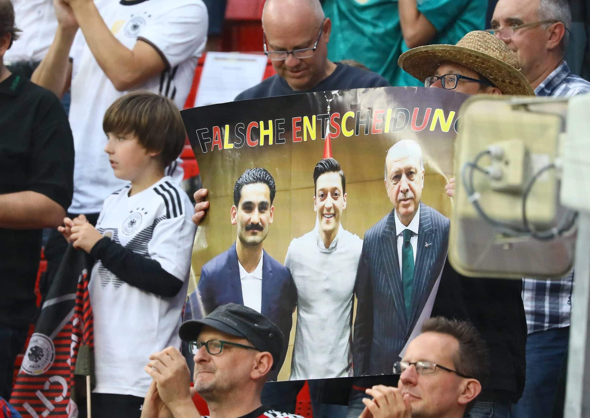 Torcedores alem&atilde;es protestam contra encontro de Gundogan e &Ouml;zil com Erdogan, presidente da Turquia Foto: (Imago)