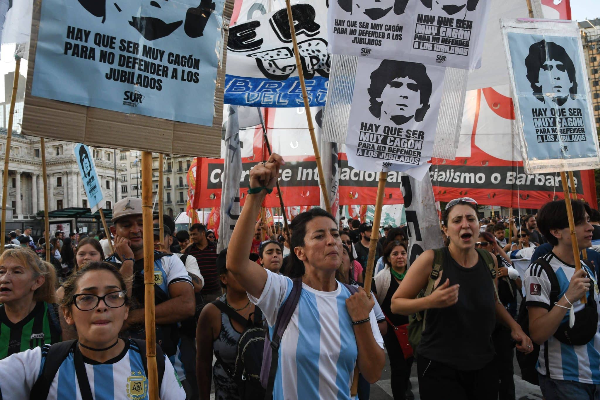 Por que Maradona virou grande s&iacute;mbolo&nbsp;de protestos contra o governo Milei na Argentina