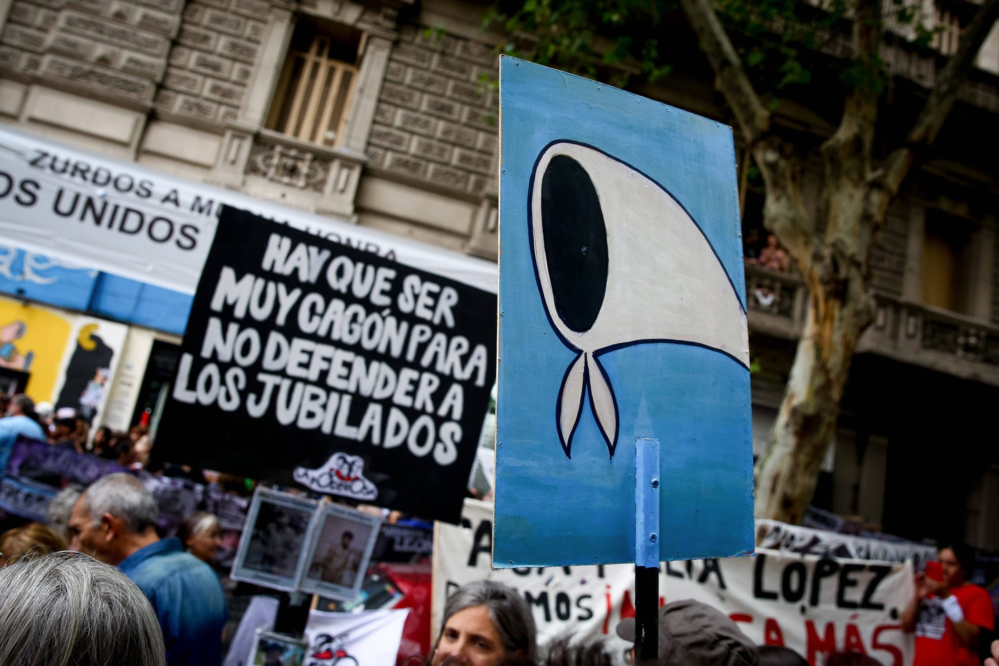 "Tem que ser muito cag&atilde;o para n&atilde;o defender os aposentados", frase dita por Diego Armando Maradona foi levada pelos manifestantes argentinos durante os protestos do dia 24 de mar&ccedil;o Foto: (Imago)