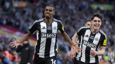 Dupla da Sele&ccedil;&atilde;o brilha e Newcastle &eacute; campe&atilde;o ap&oacute;s 70 anos em semana desastrosa do Liverpool