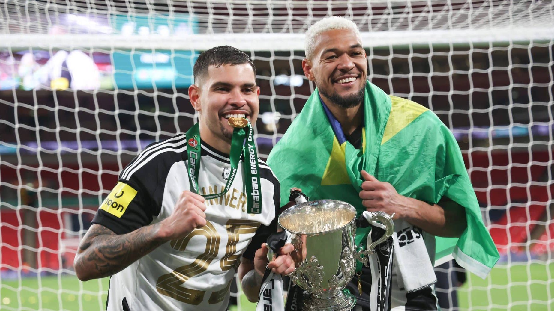 Bruno Guimar&atilde;es e Joelinton, do Newcastle, com a ta&ccedil;a da Copa da Liga Inglesa