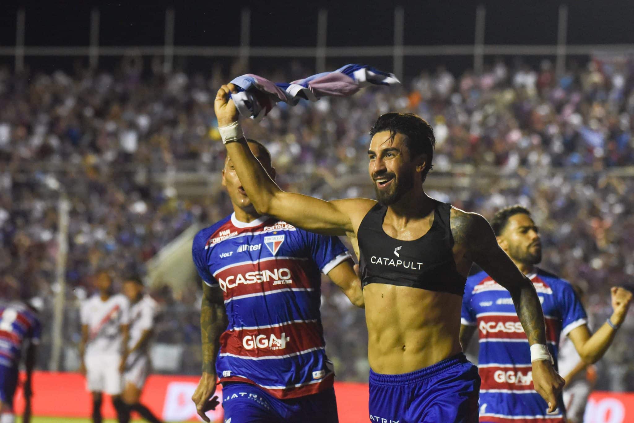 Lucero celebra gol pelo Fortaleza