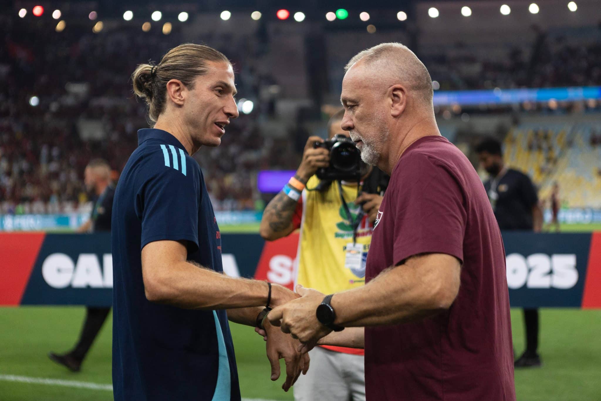 Mano Menezes e Filipe Lu&iacute;s se cumprimentam no primeiro Fla-Flu da final do Carioca 2025