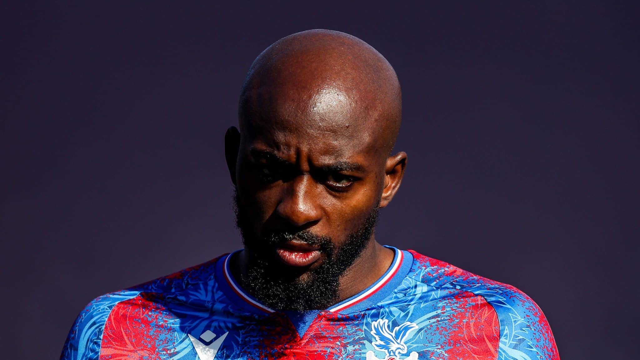 Atacante do Palace sofre chute na cabe&ccedil;a e presidente dispara: &lsquo;Colocaram a vida dele em risco&rsquo;