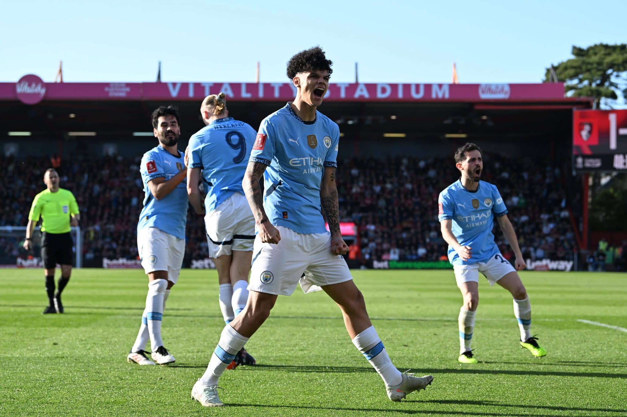 O'Reilly celebra ap&oacute;s dar assist&ecirc;ncia para o gol de Haaland